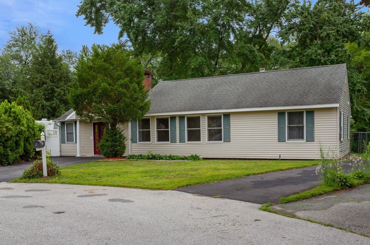 93 Gordon St, Manchester, NH 03109-4324