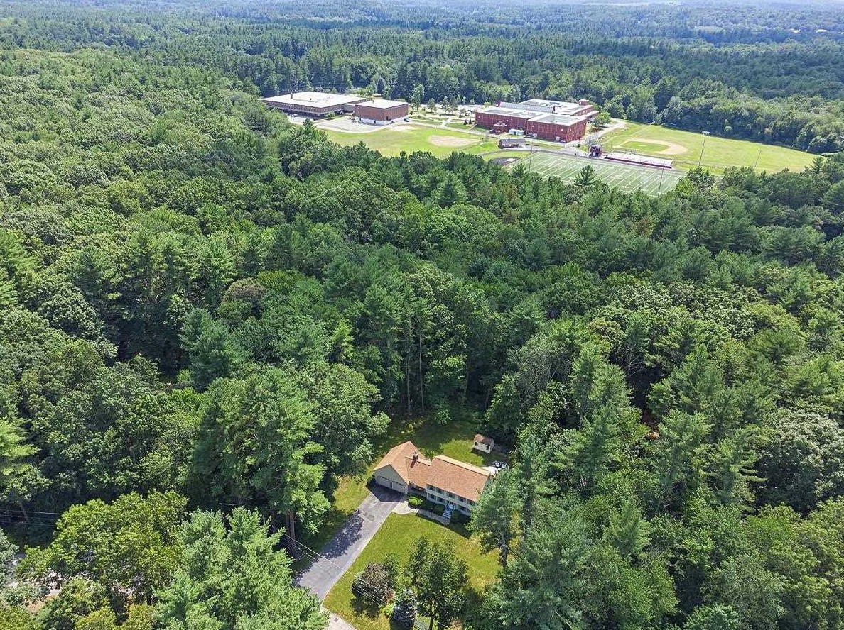 10 Anna Louise Dr, Hudson NH  03051-5401 exterior