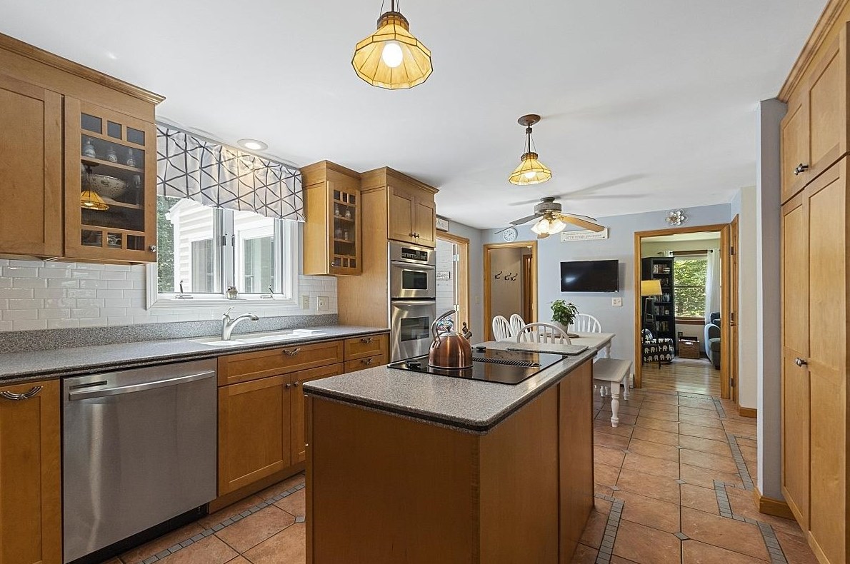 10 Anna Louise Dr, Hudson NH  03051-5401 exterior