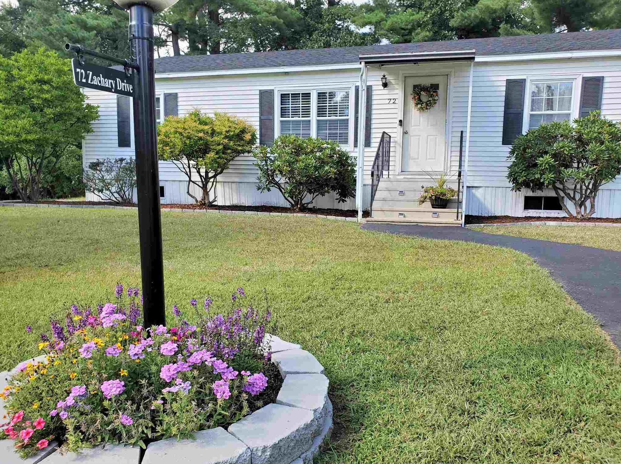 72 Zachary Rd, Manchester, NH 03106-5638