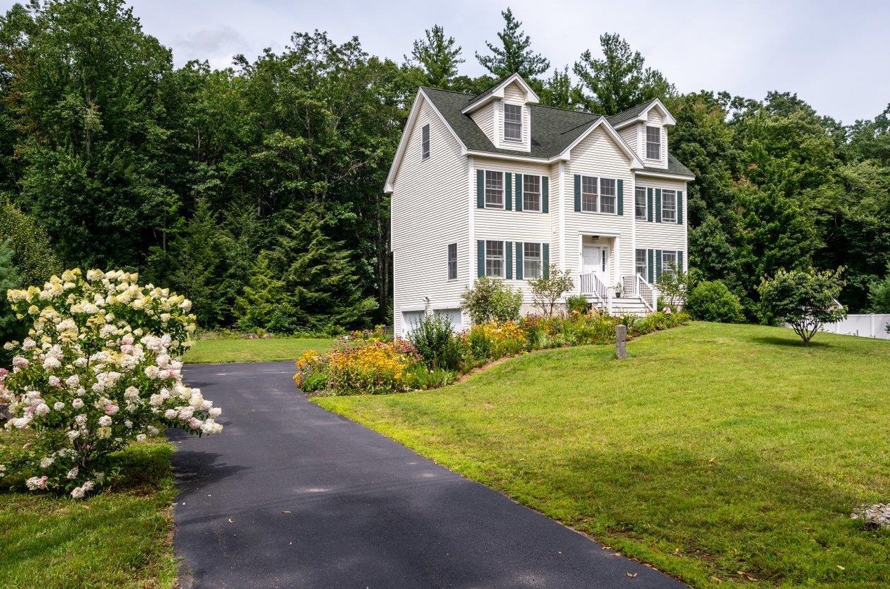 8 Peaslee Rd, Rochester, NH 03867 exterior