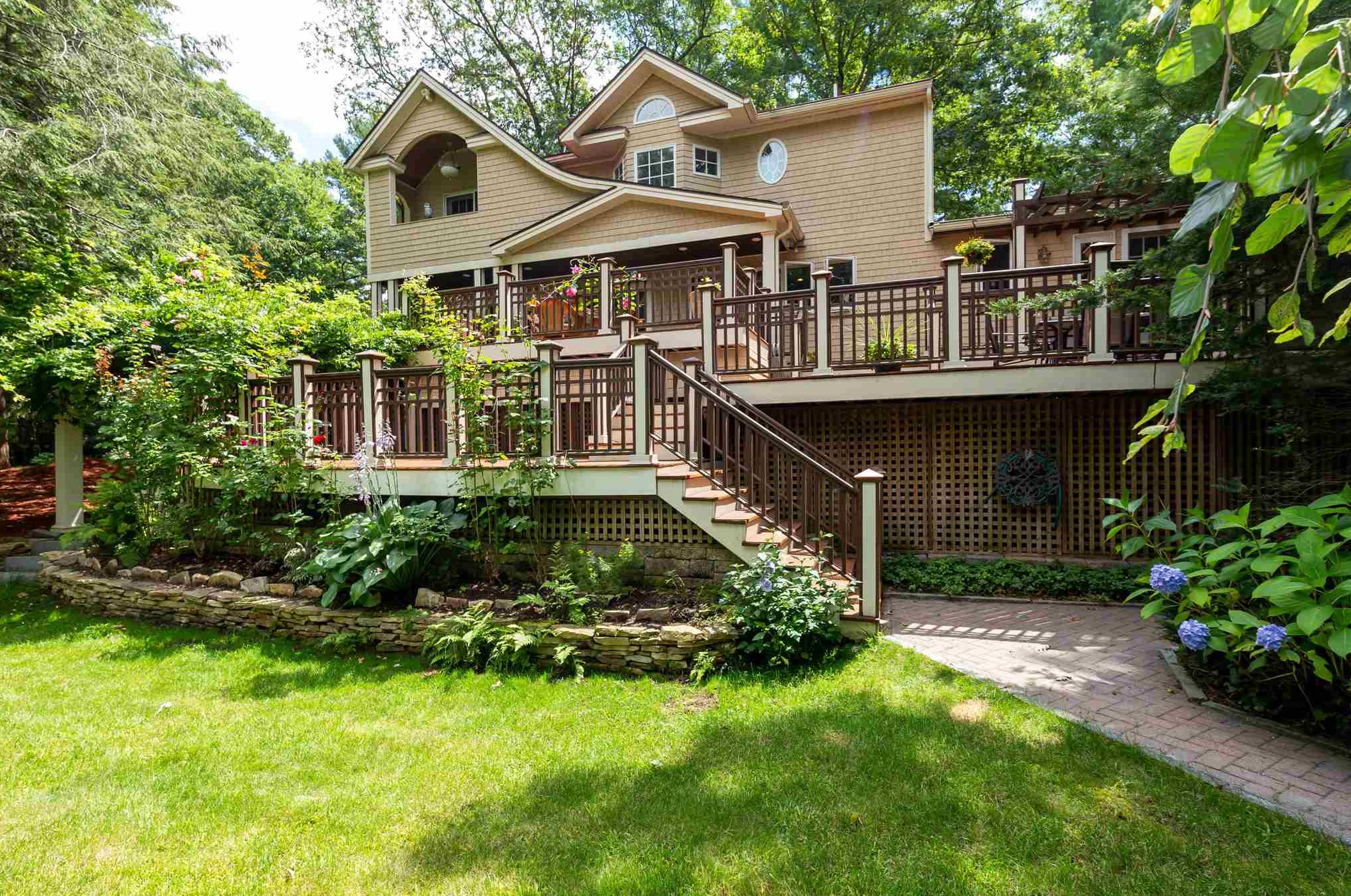 17 Middle Dunstable Rd, Nashua, NH 03062