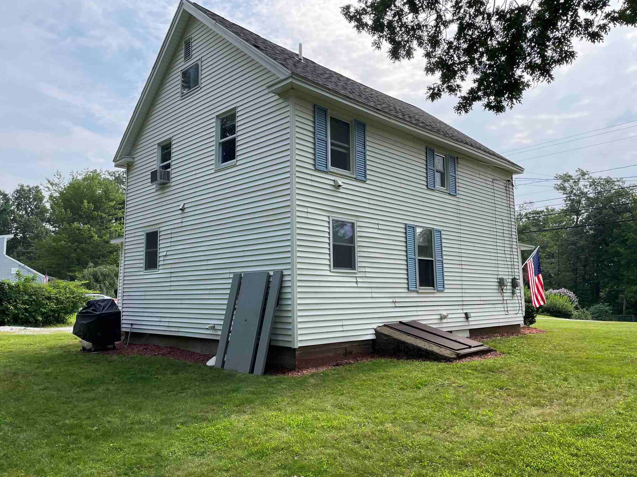 102 Highland St, Hudson NH  03051-3803 exterior