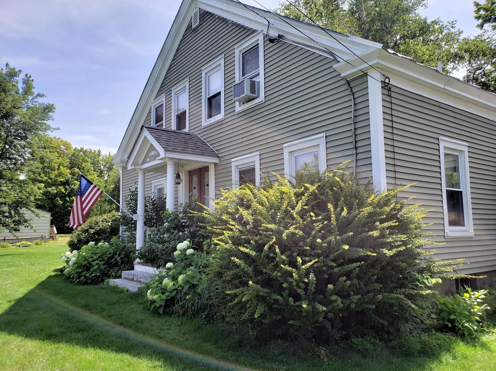 18 Bridge St, Pittsfield, NH 03263-3300