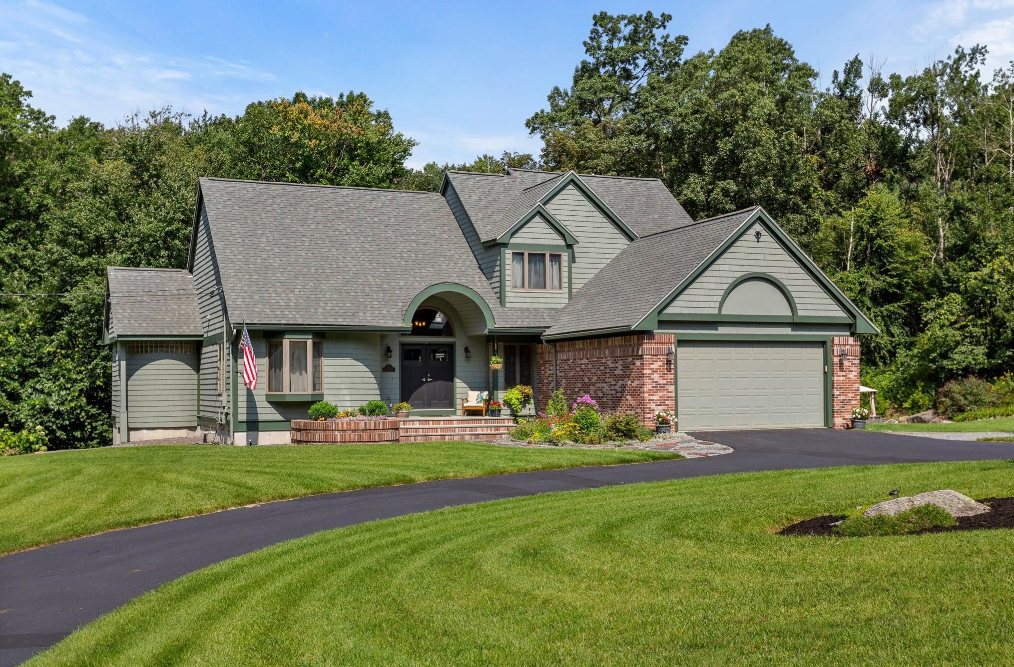 22 Debbie Dr, Pelham, NH 03076