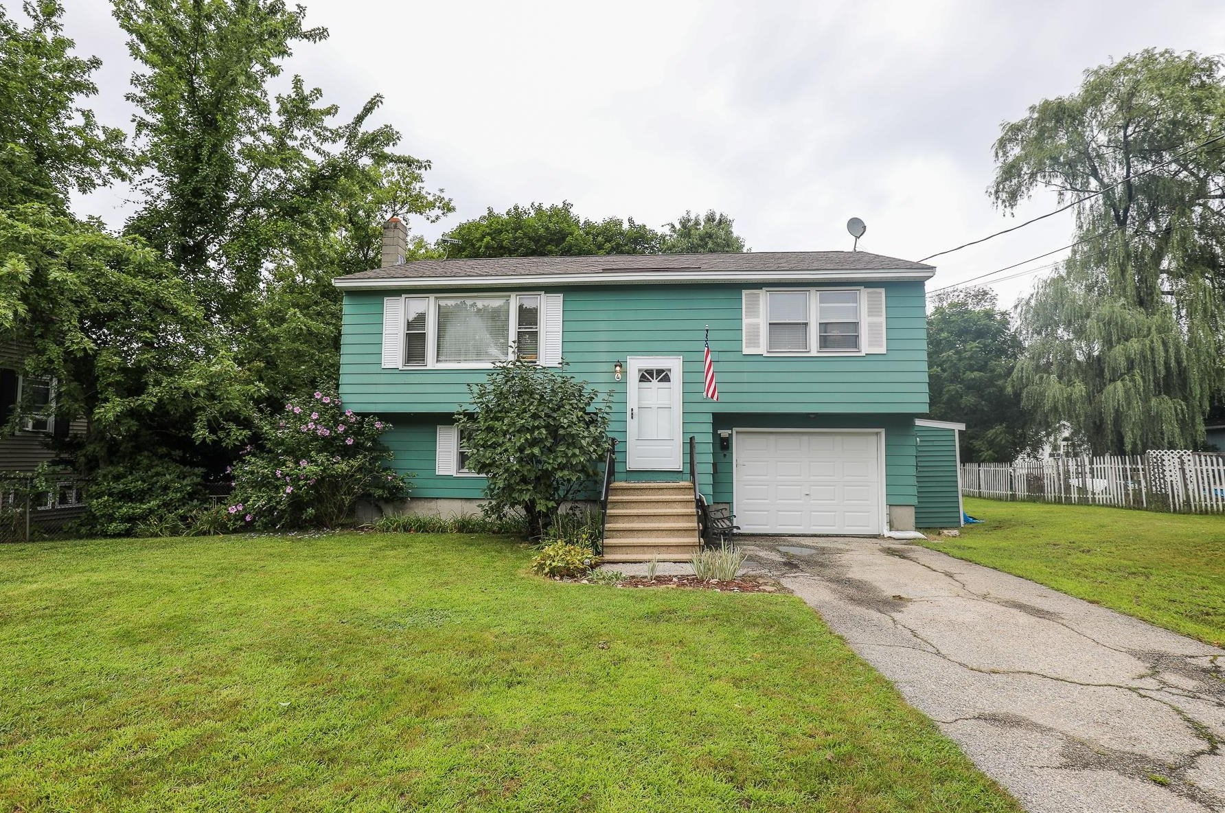 4 Griffin St, Derry, NH 03038