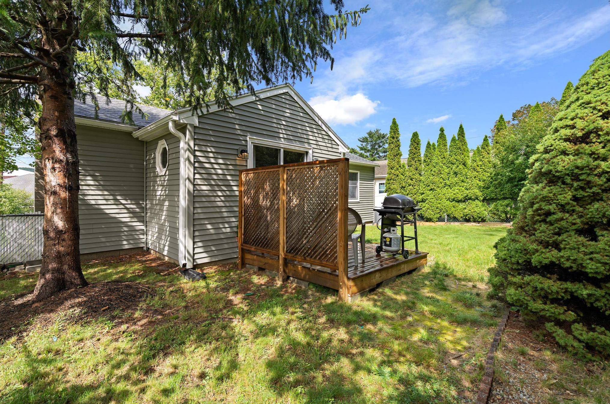 27 Day St, Manchester, NH 03104-2856