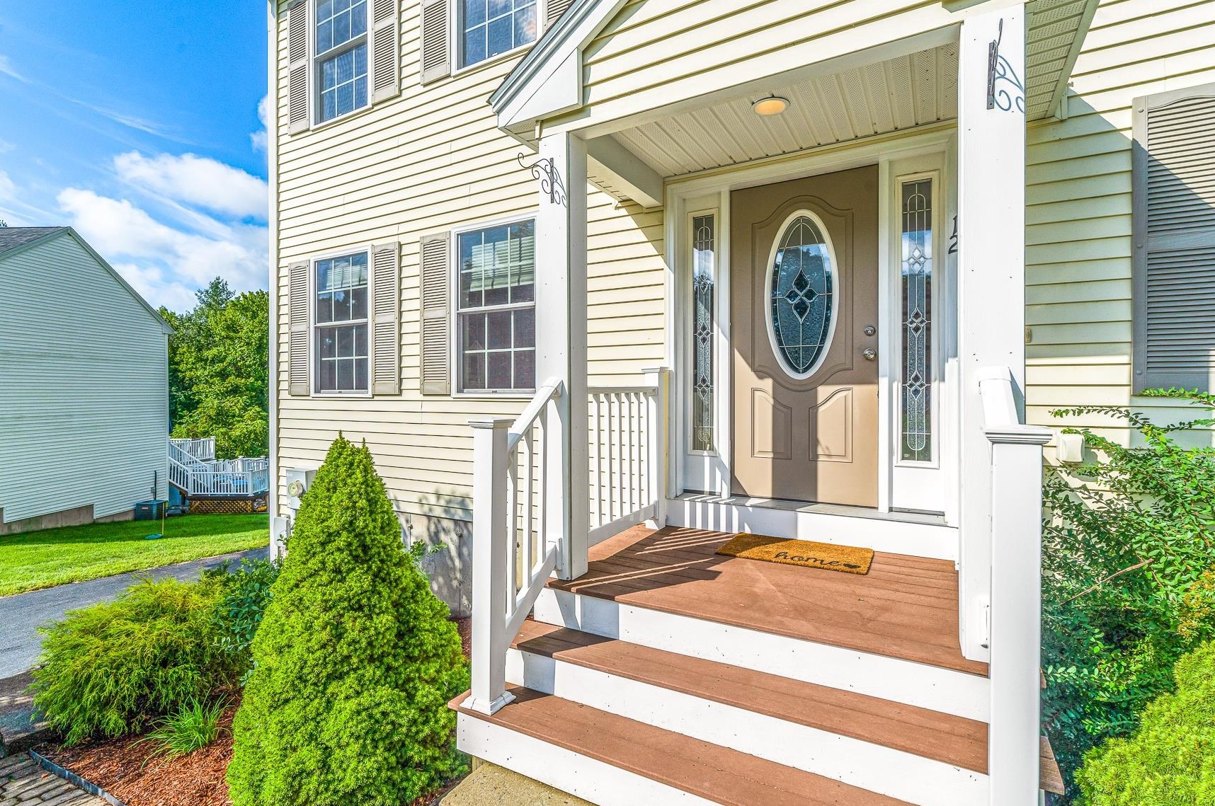 12 Lincoln Ln, Chester, NH 03036