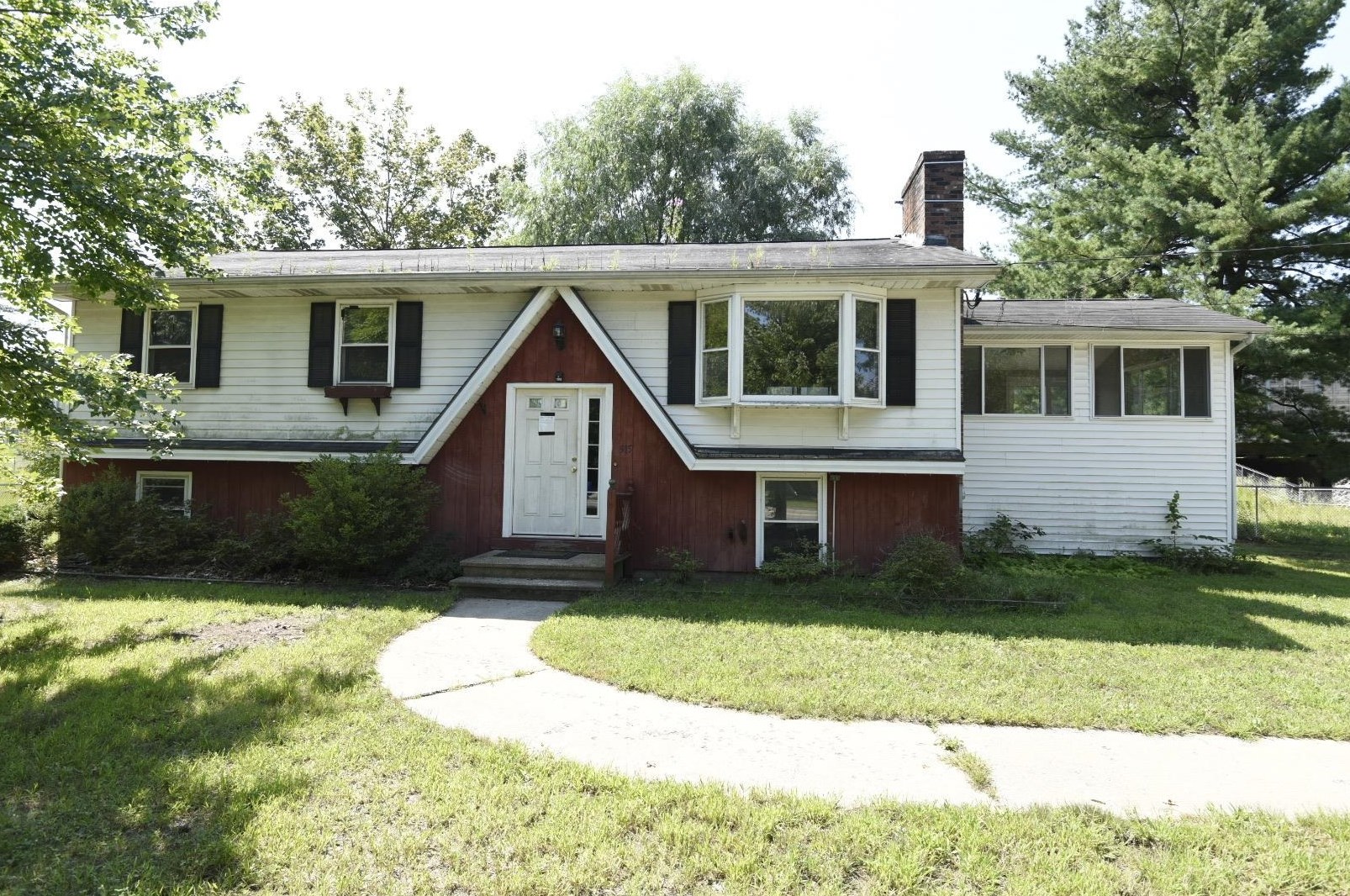915 Bodwell Rd, Manchester, NH 03109-5401