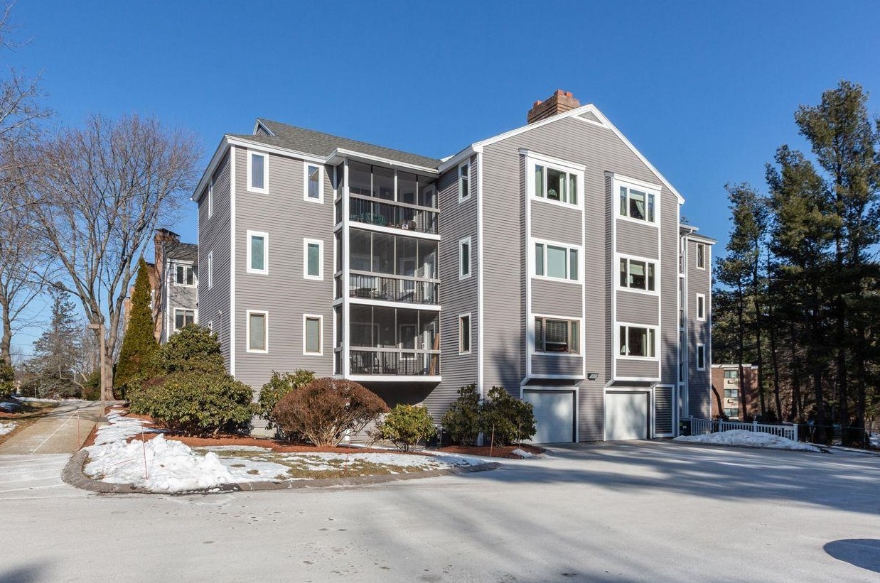 110 Coliseum Ave #204, Nashua, NH 03063