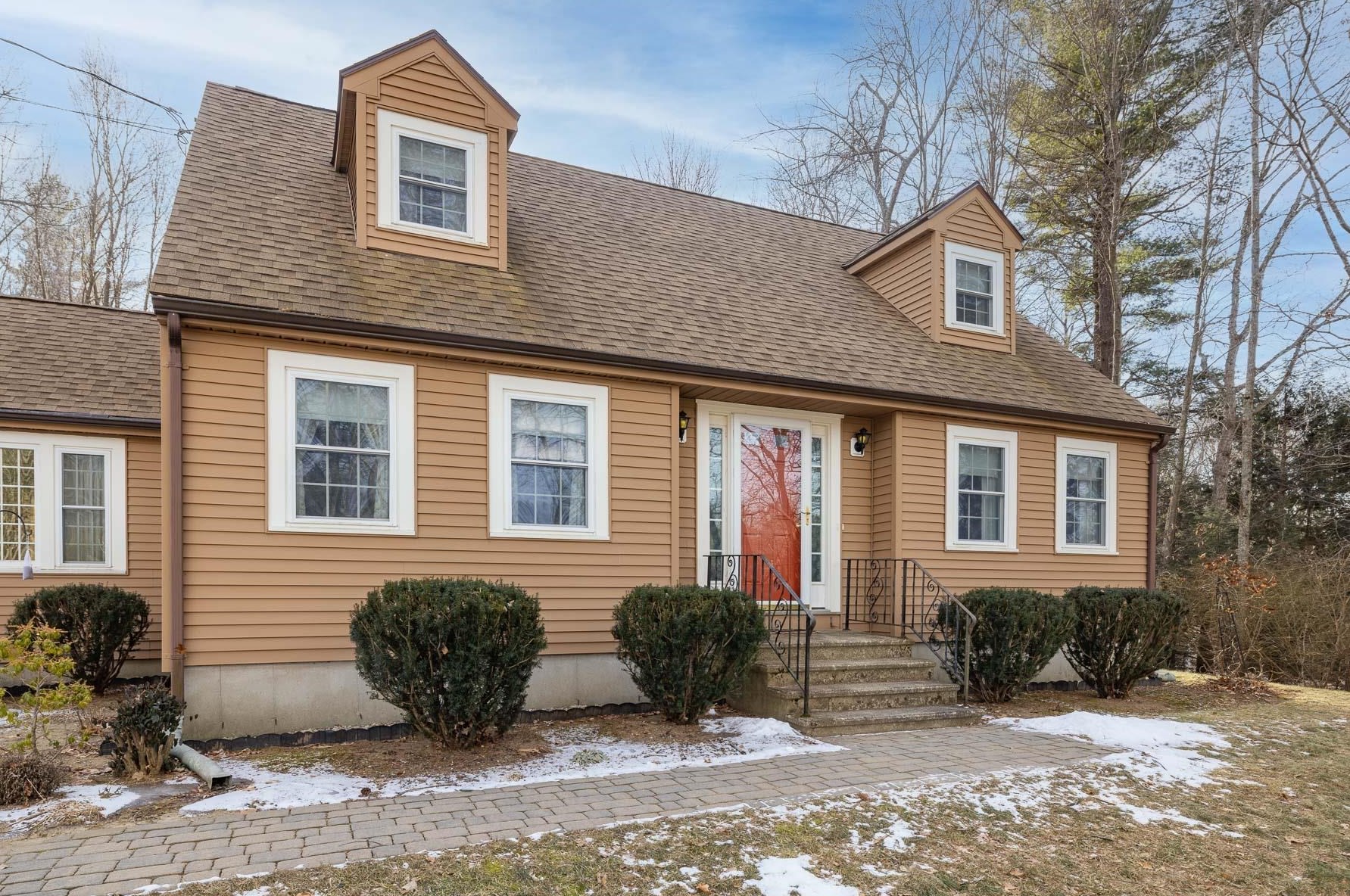 21 Raeder Dr, Stratham, NH 03885