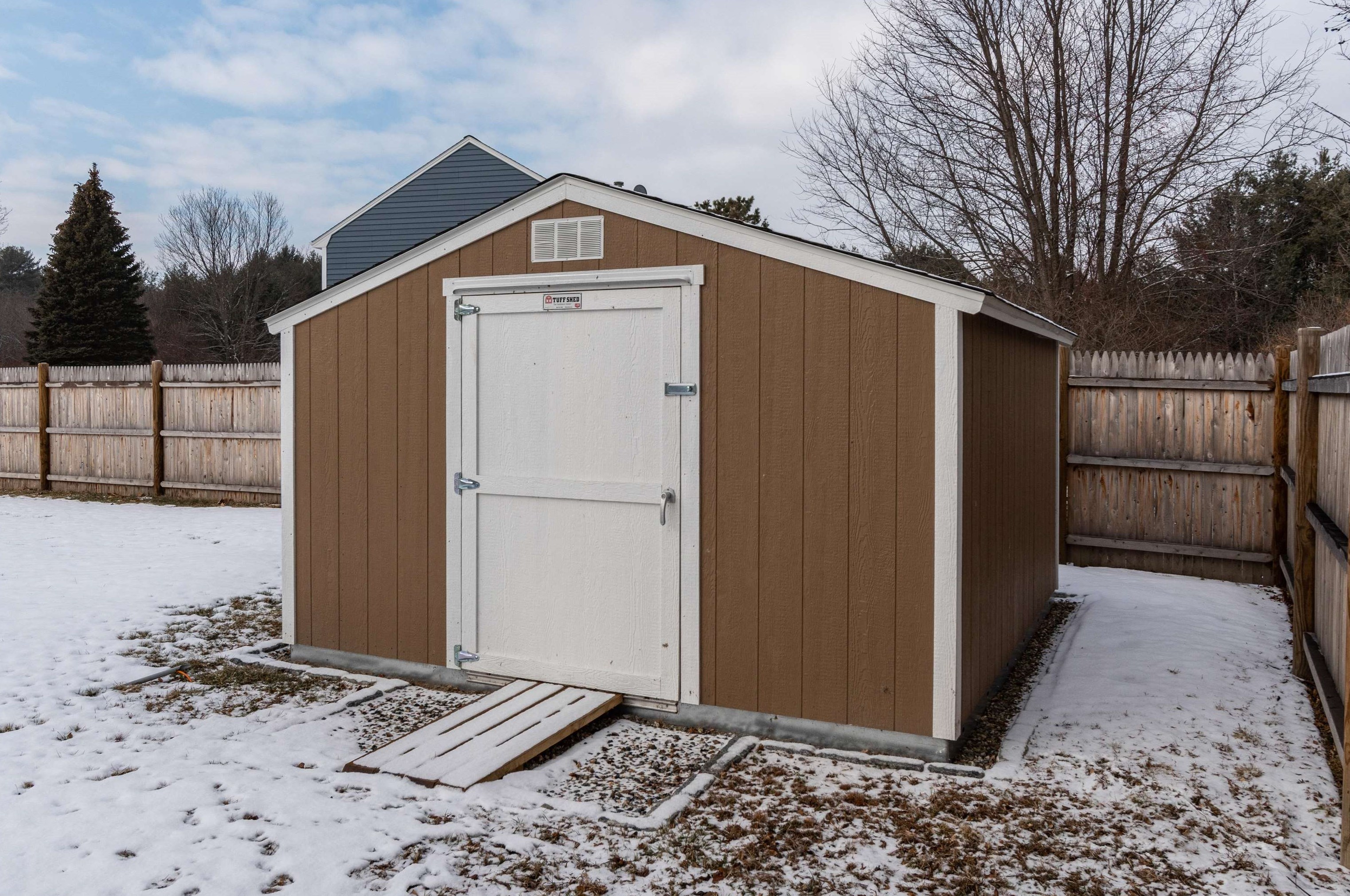 1 Nichols Ln, Merrimack NH  03054-2862 exterior