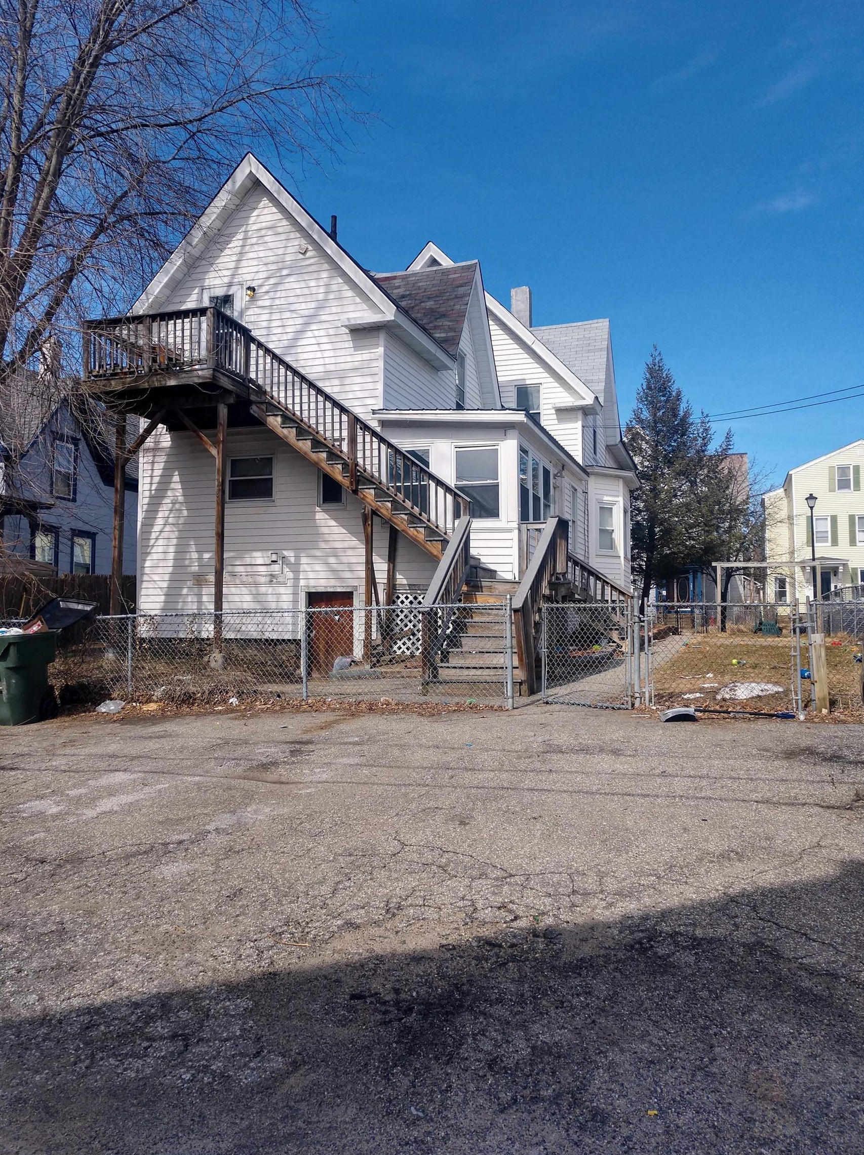 379 Lake Ave, Manchester, NH 03103 exterior