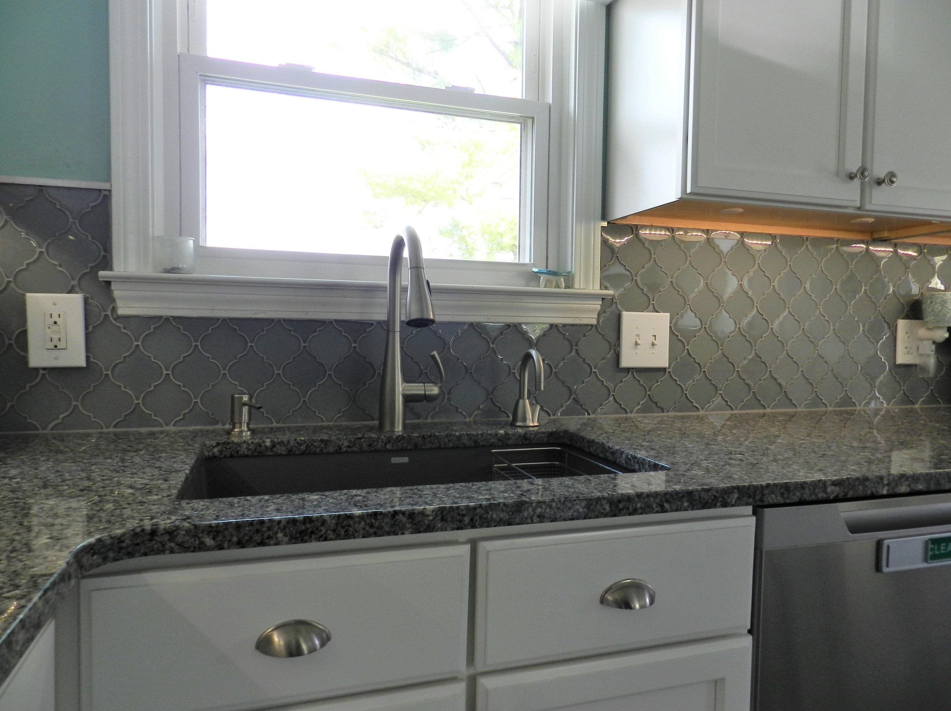 2 Heather St, Manchester NH 03104-2042 exterior