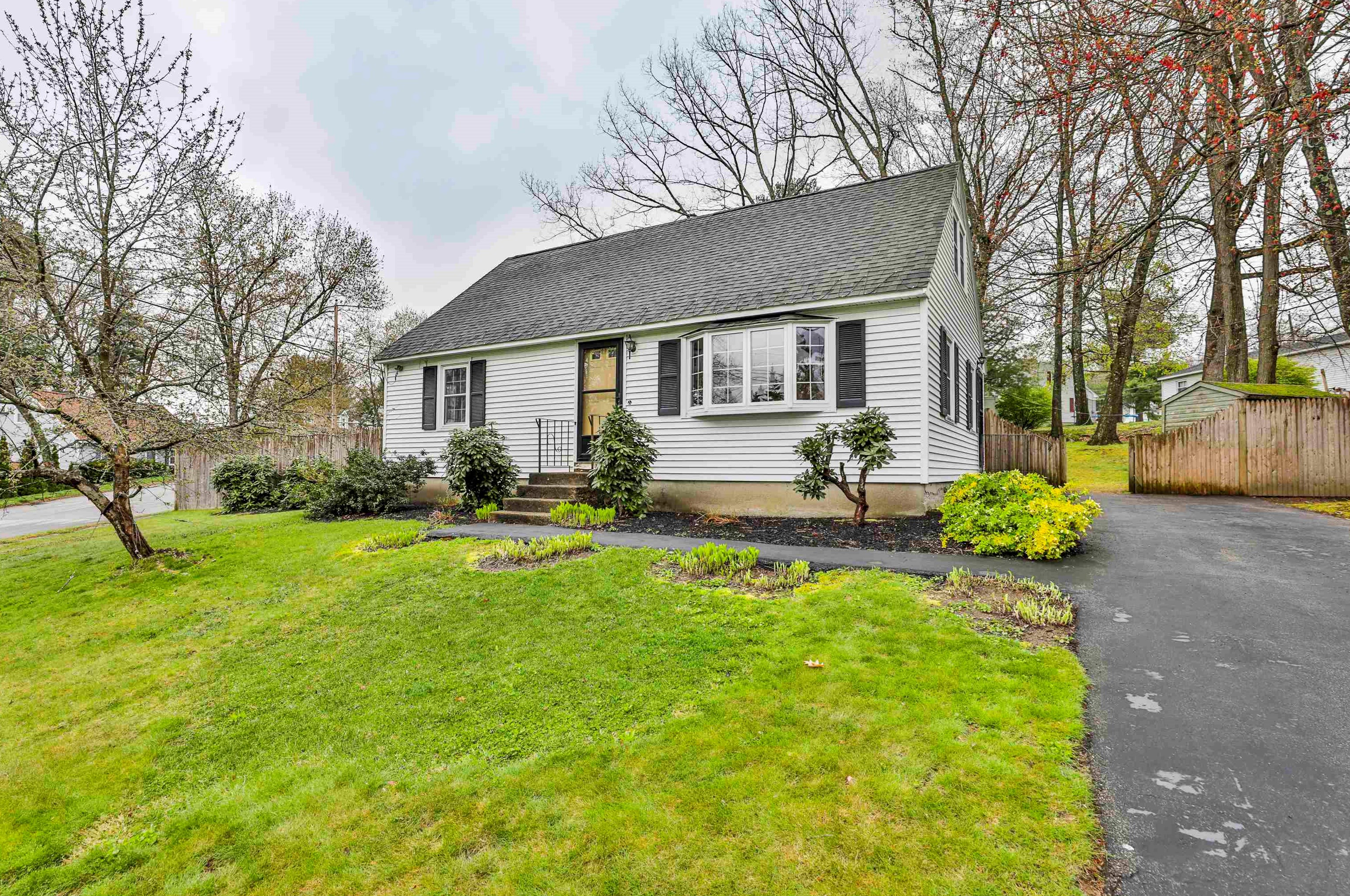 8 Glen Dr, Nashua, NH 03062-3149
