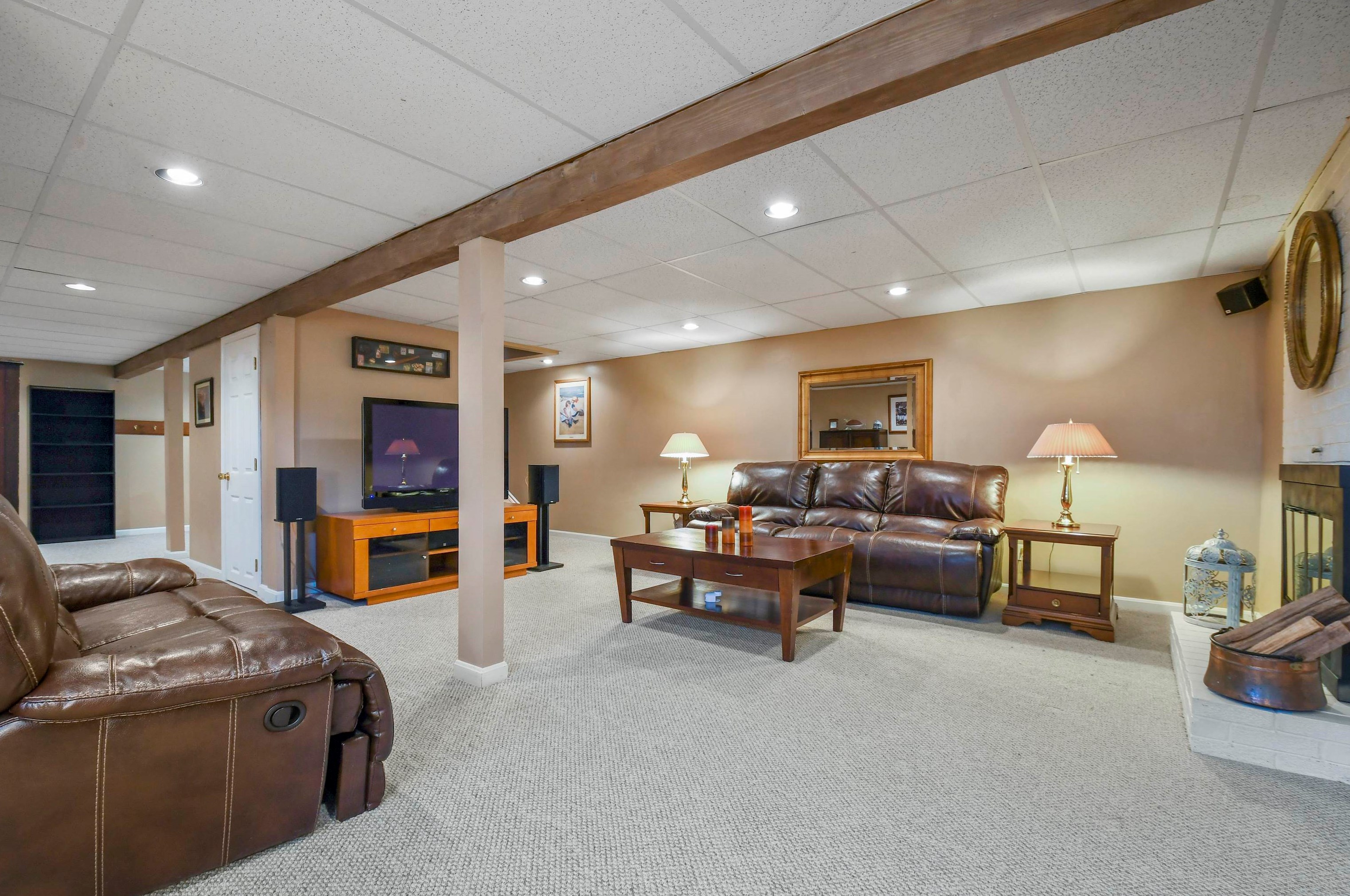 36 Cedar St, Hudson NH  03051-4716 exterior