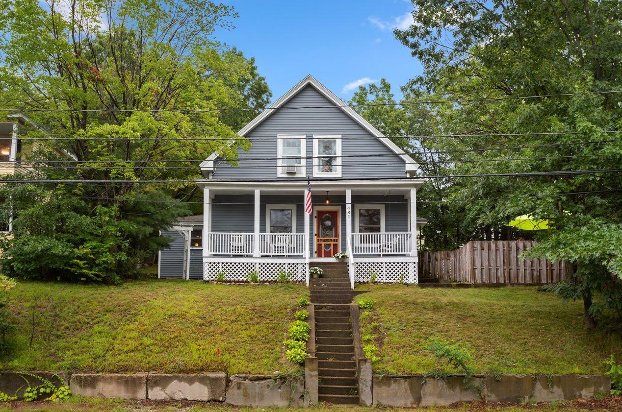 481 Calef Rd, Manchester, NH 03103 exterior