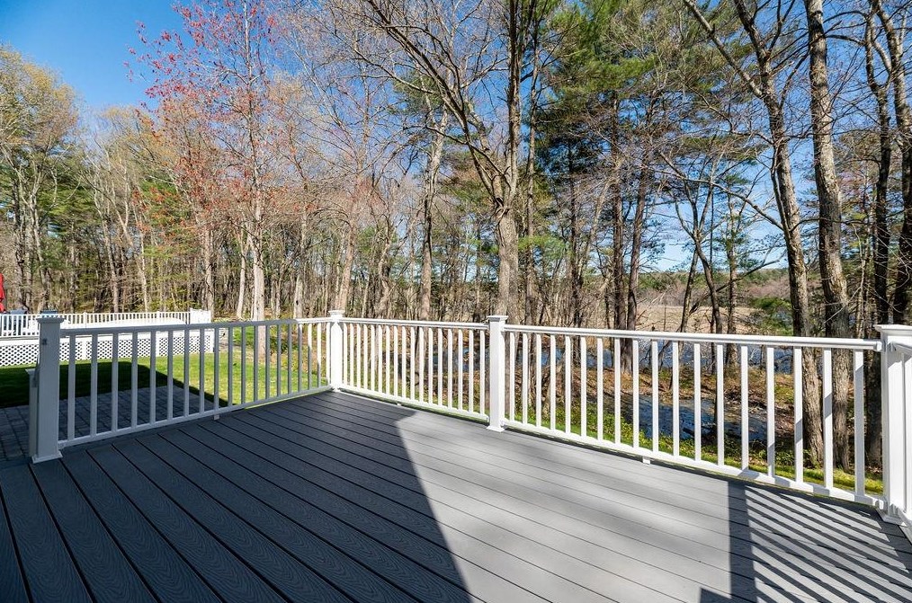 40 Pinewood Rd, Hudson NH  03051-3416 exterior