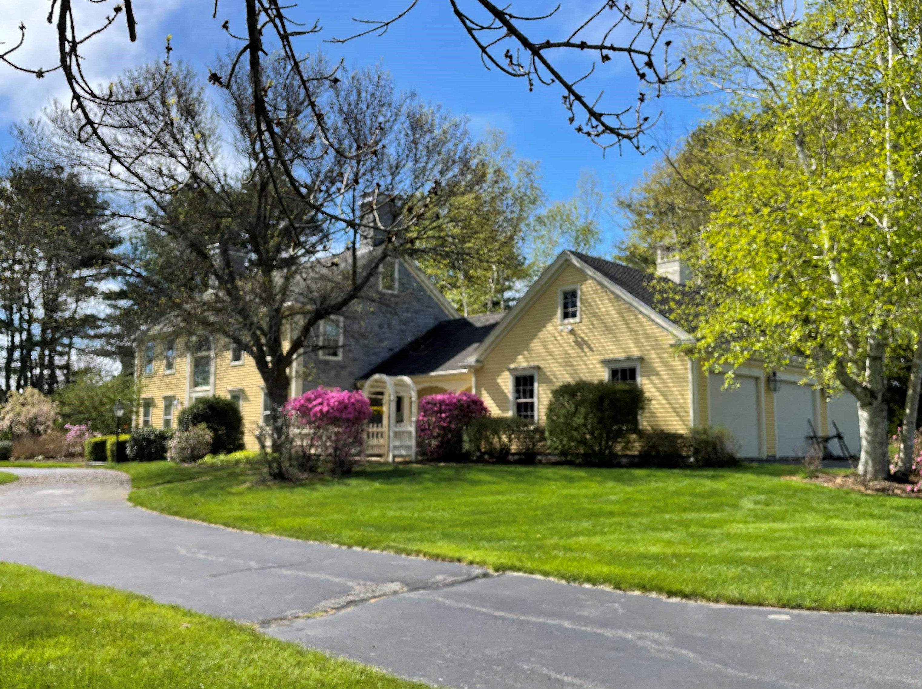 3 Exeter Falls Dr, Kensington, NH 03833-4710