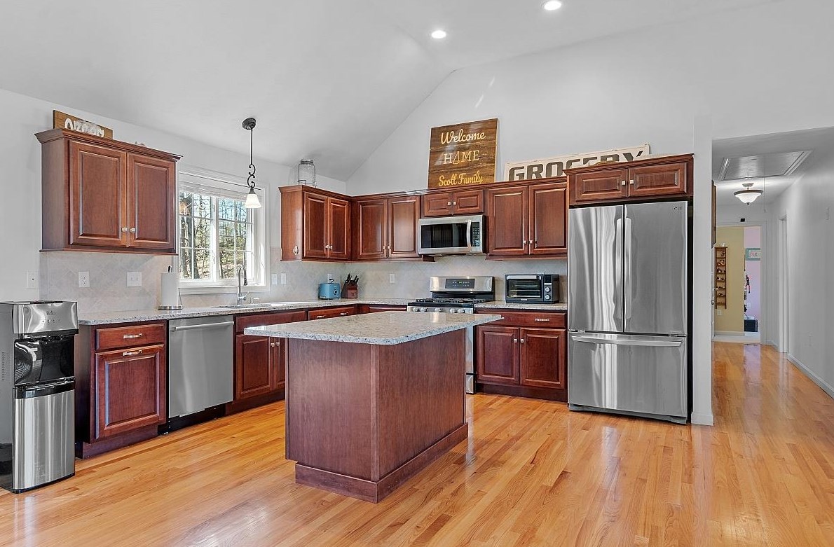 16 Johnson Rd, Windham NH  03087-2129 exterior