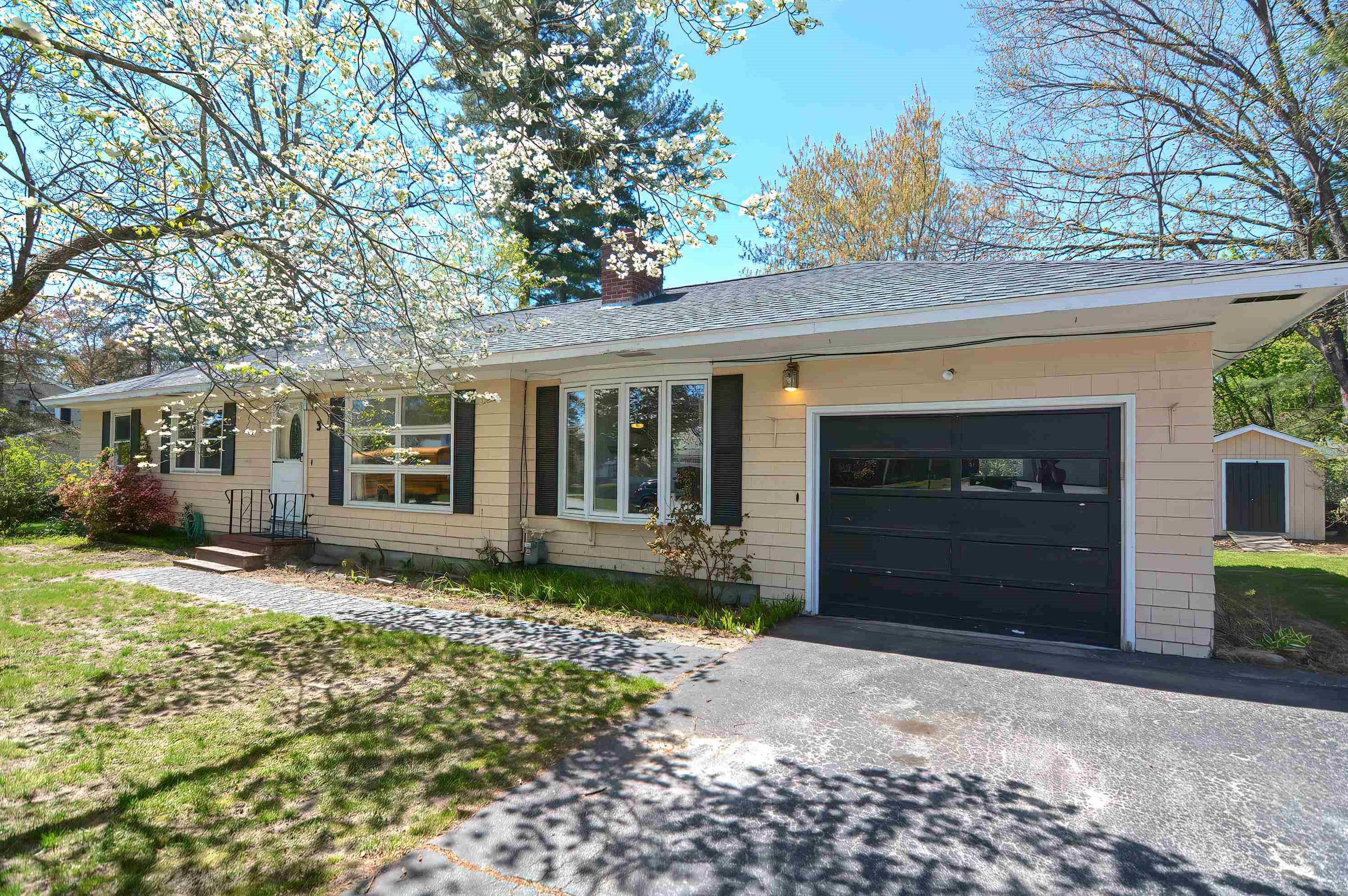 3 Sycamore St, Hudson, NH 03051-4734