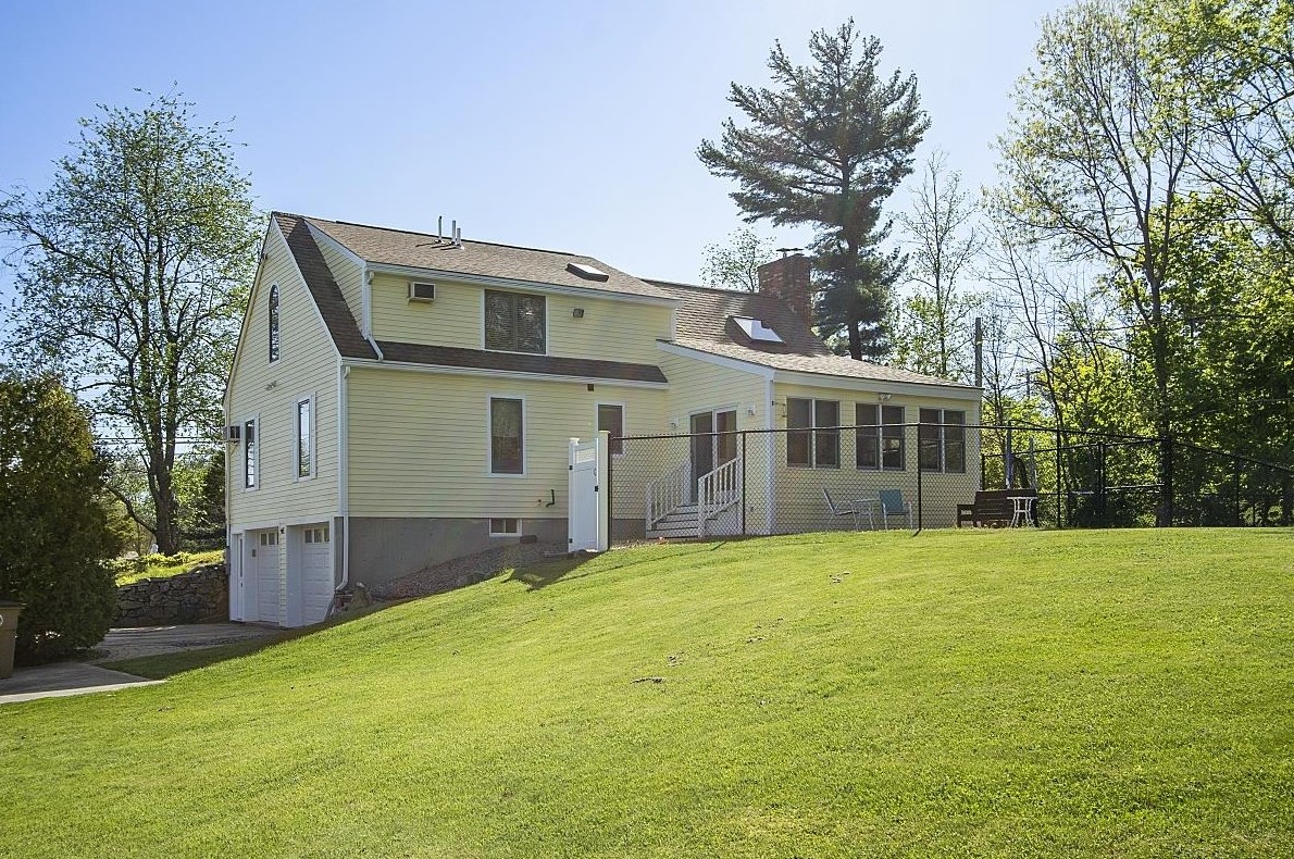 175 Main St, Atkinson NH  03811-2240 exterior