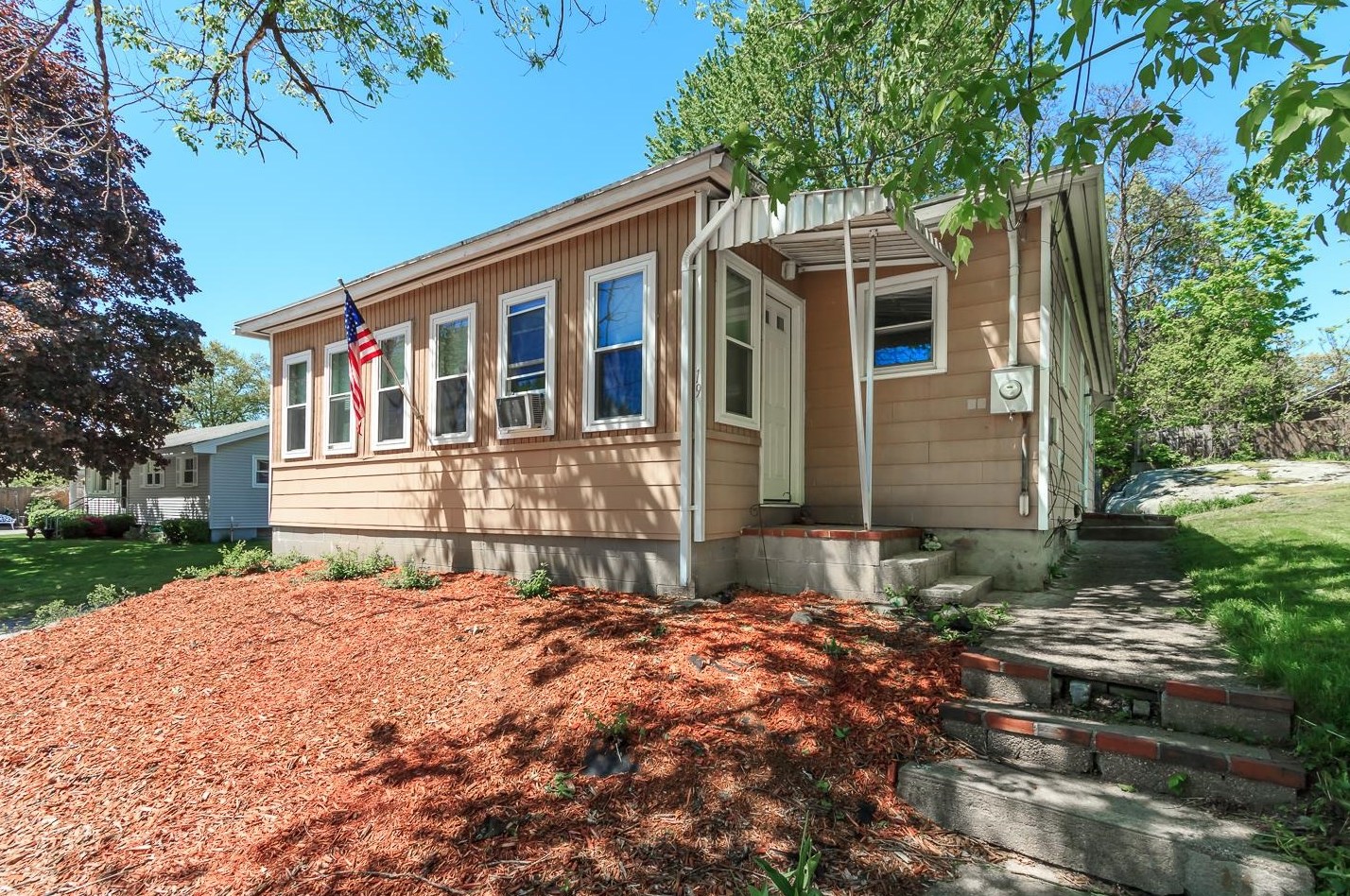 19 Rosemont St, Manchester, NH 03103-1540