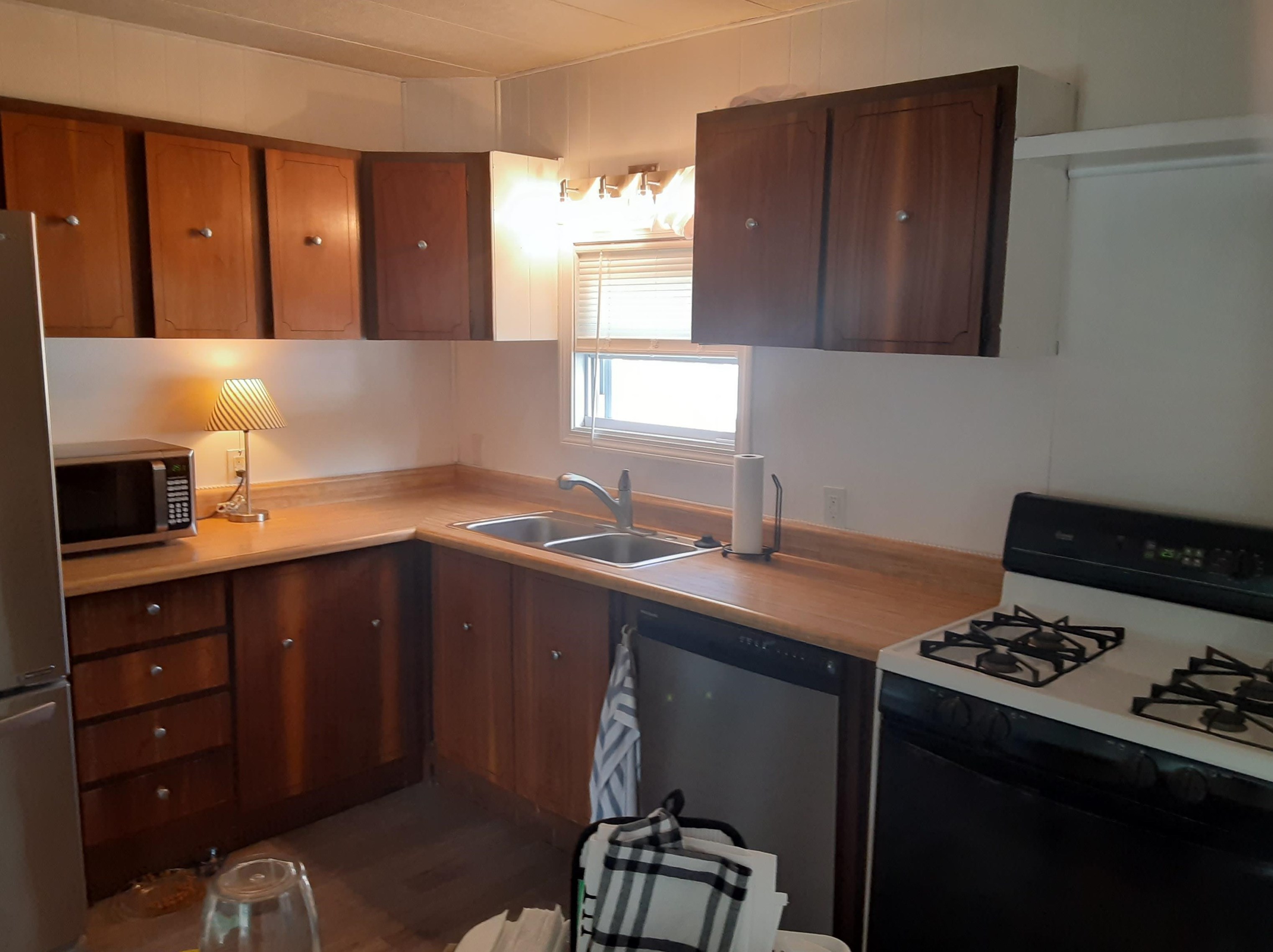 12 Mobile Dr, Hudson NH  03051-3909 exterior