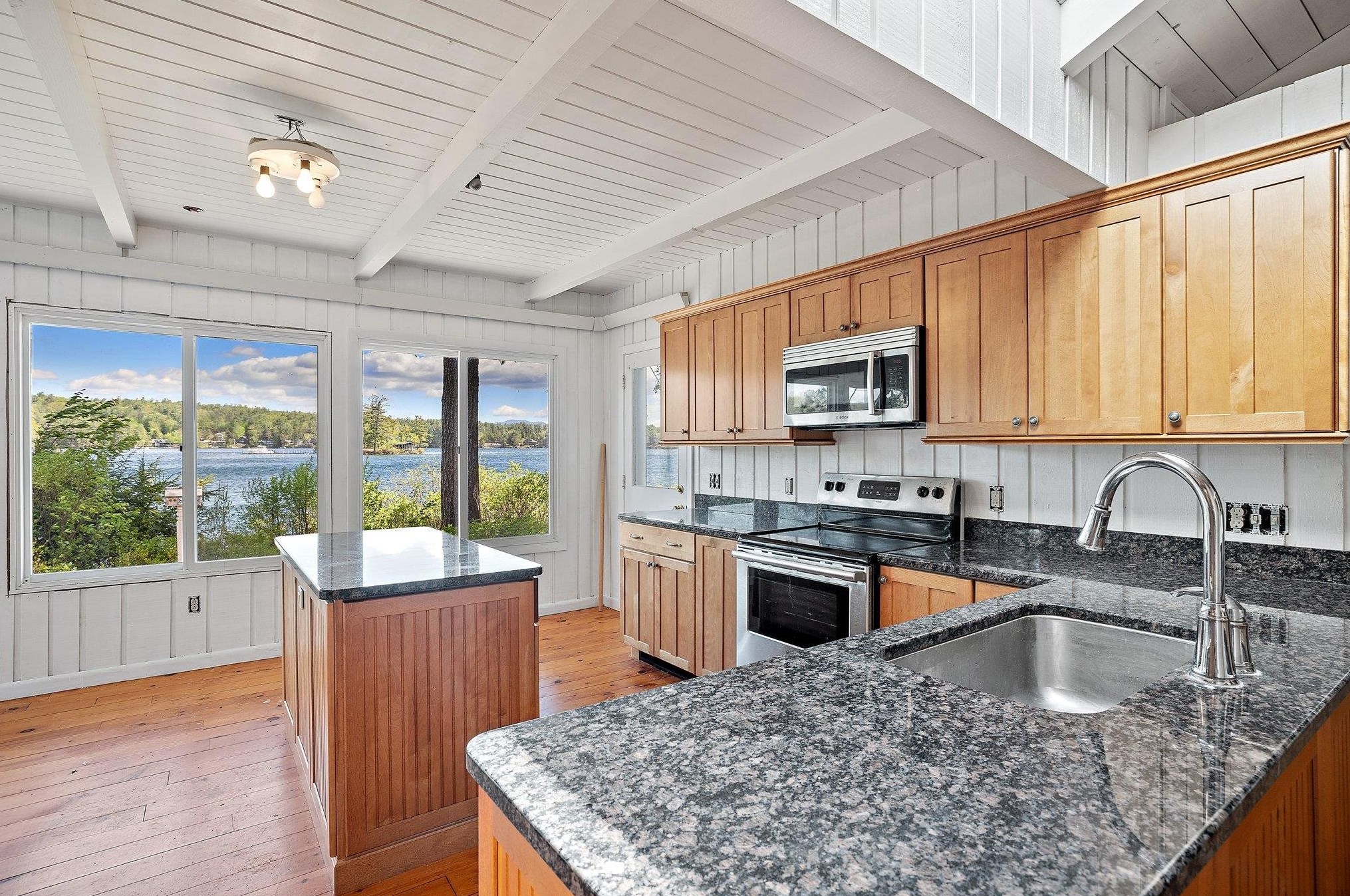40 Oak Island Rd, Meredith NH  03253-6731 exterior