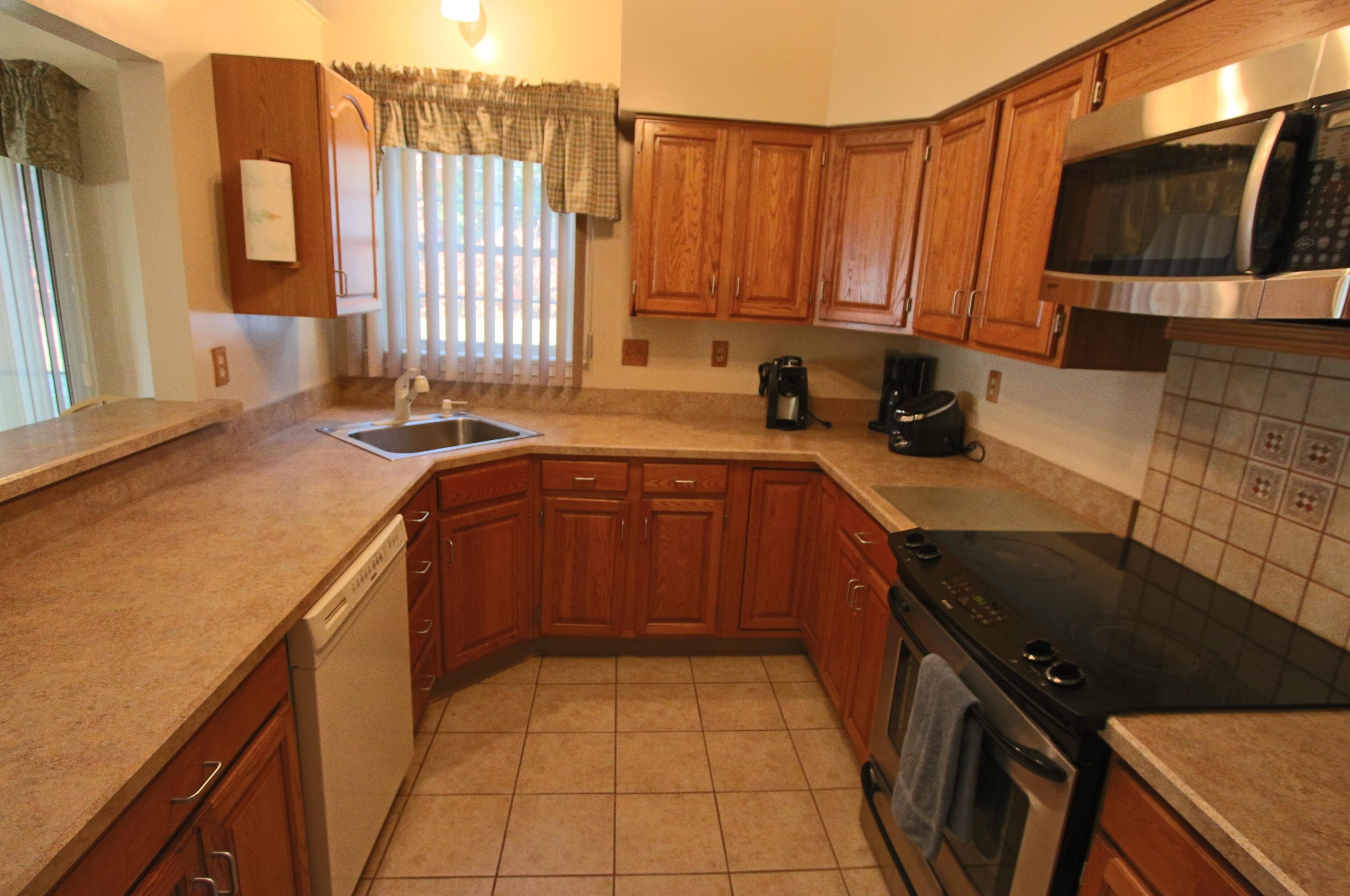 17 Riviera Rd, Hudson NH  03051-3371 exterior