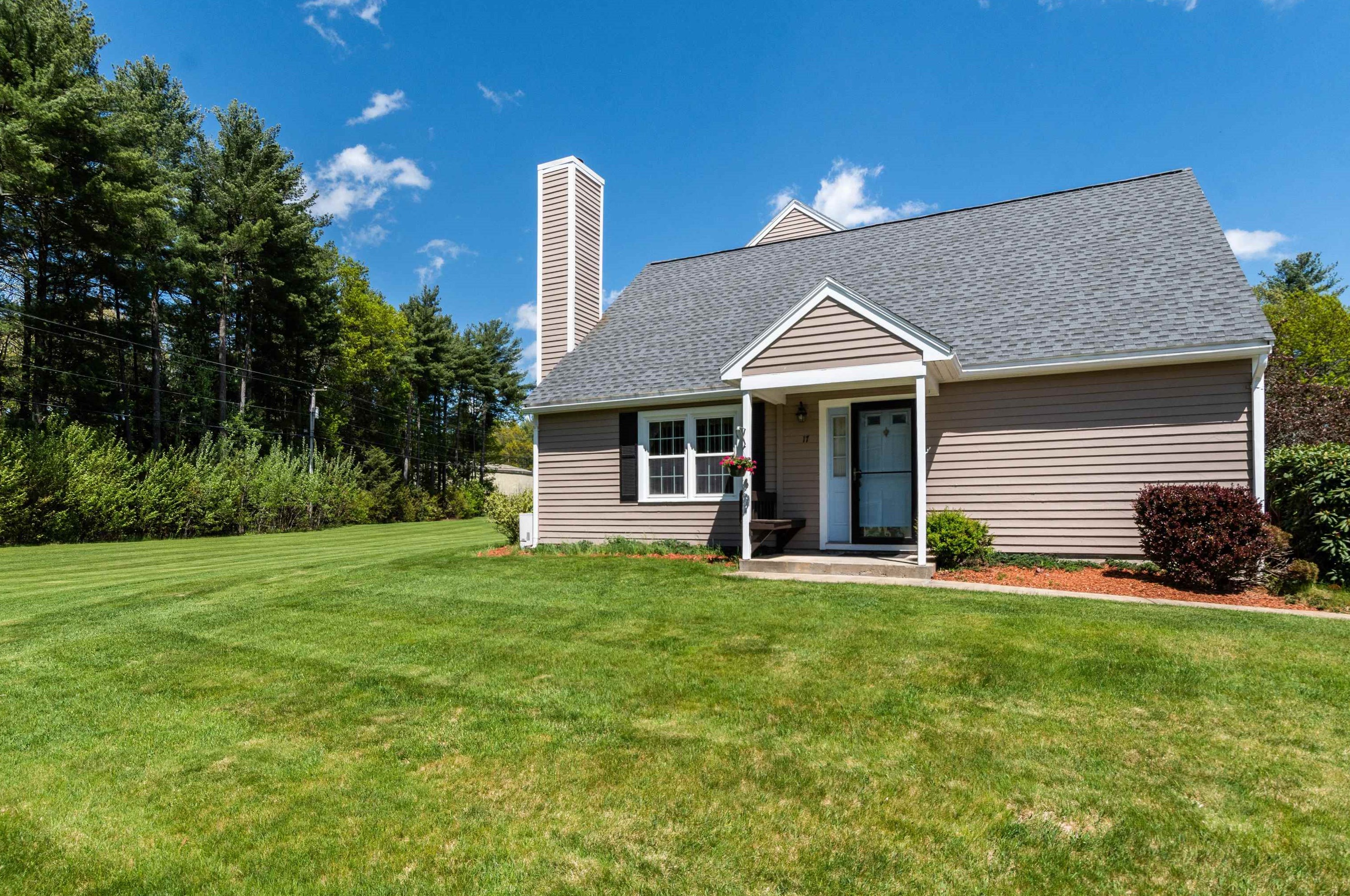 17 Riviera Rd, Hudson NH  03051-3372 exterior