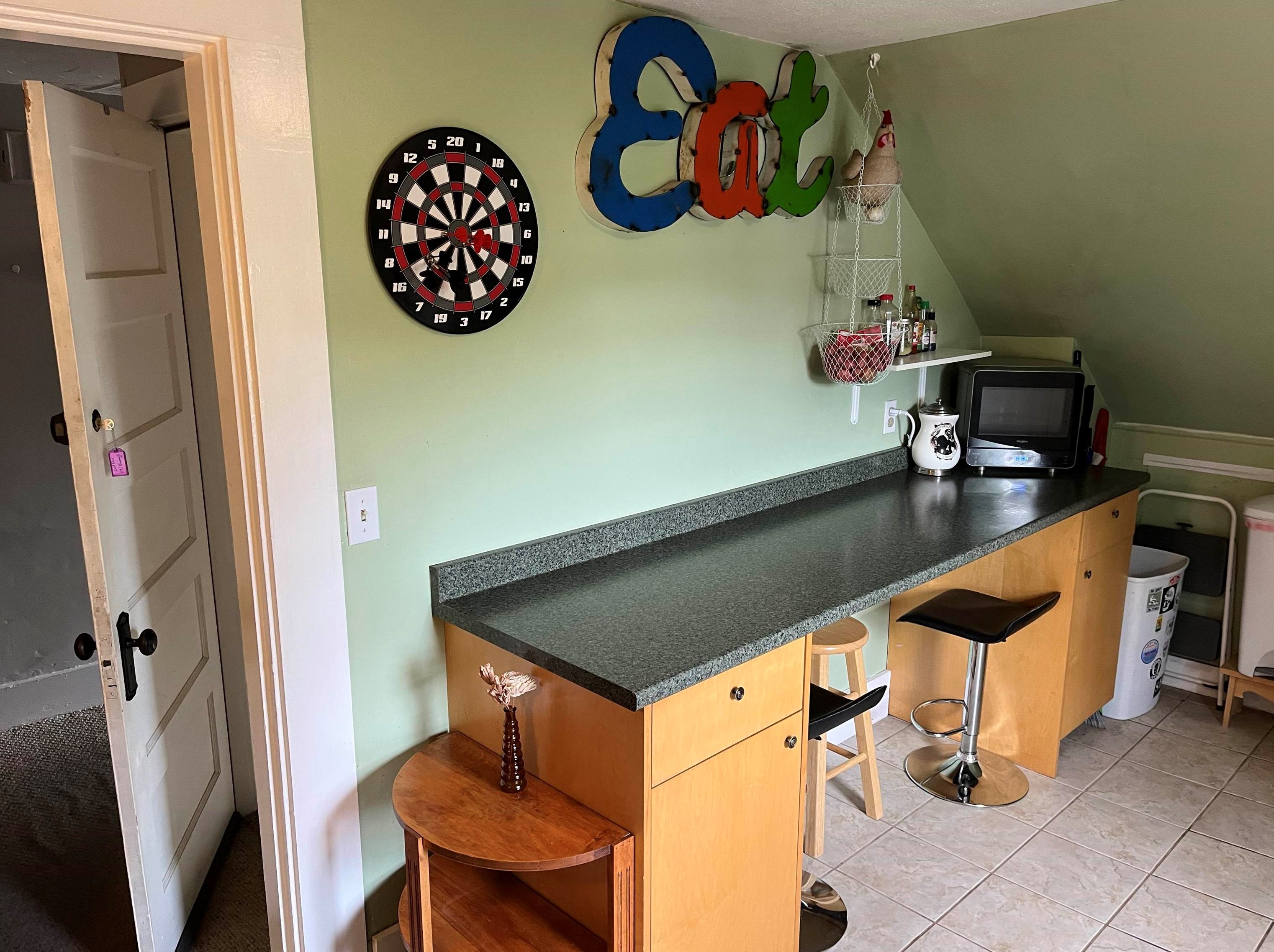 247 Mammoth Rd, Manchester NH 03109-4129 exterior