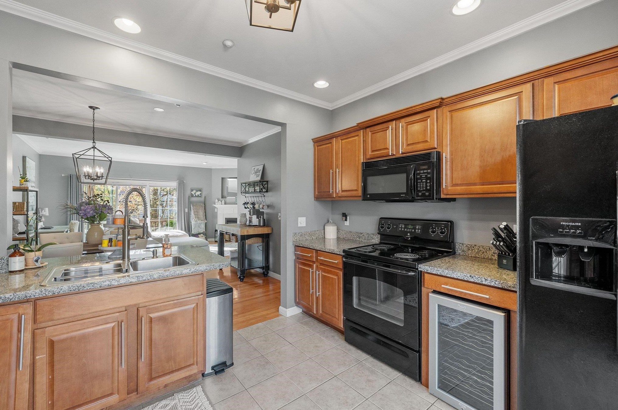 7 Hackett Hl Rd, Manchester NH 03106-2516 exterior