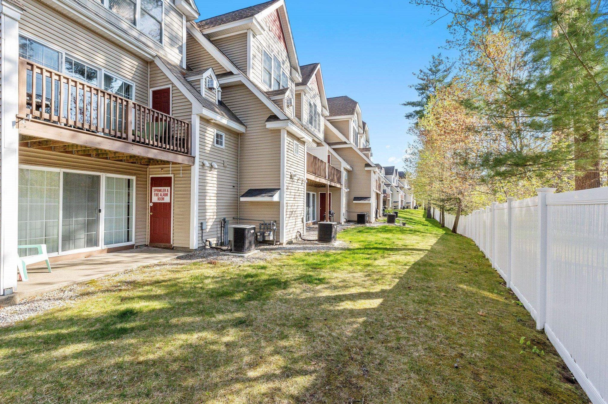 7 Hackett Hl Rd, Manchester NH 03106-2516 exterior