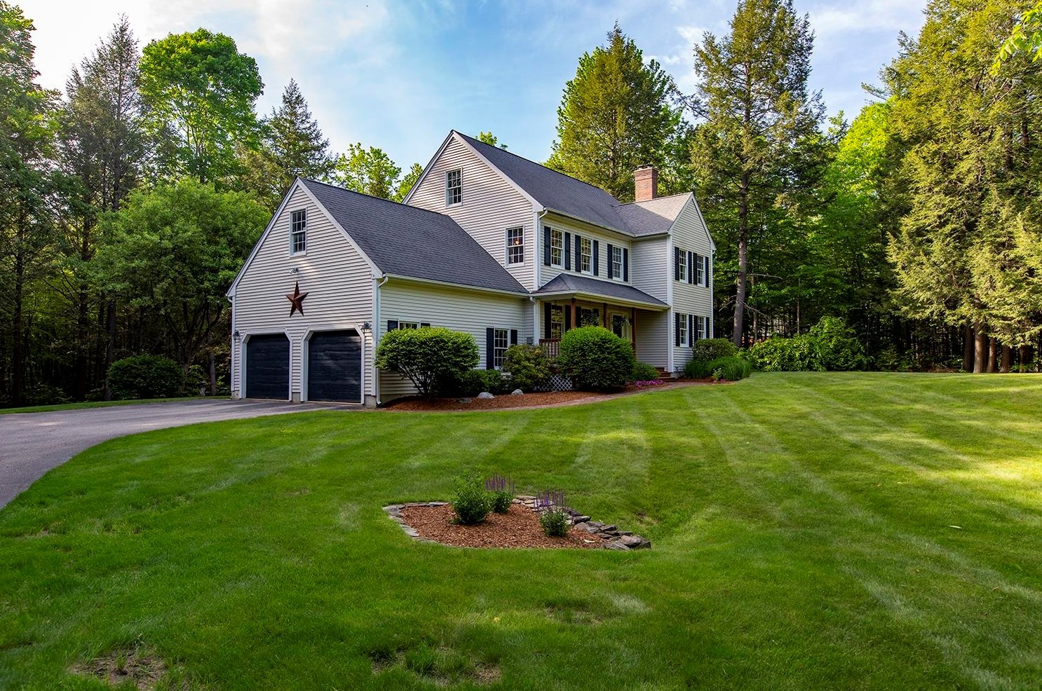 8 Vahey Dr, Kensington, NH 03833-6041