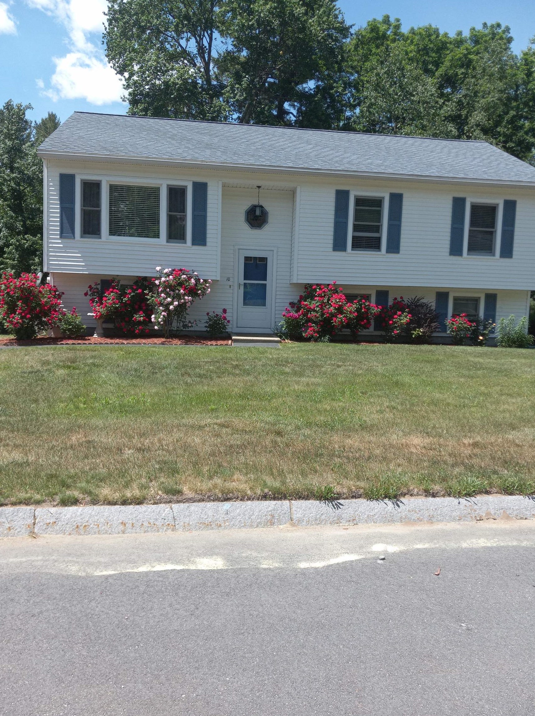 10 Beckmann Ln, Nashua, NH 03062