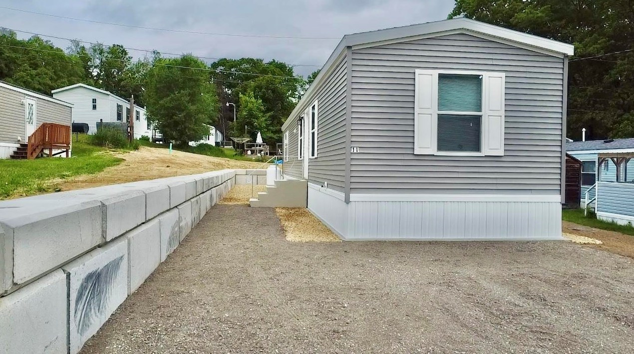 11 2nd St, Mount Vernon, NH 03057