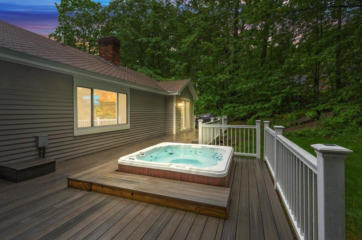 44 Joanne Dr, Manchester NH 03106-2007 exterior