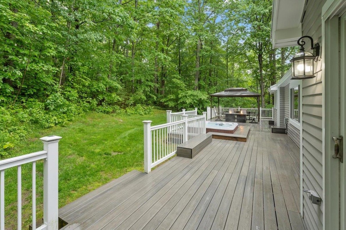 44 Joanne Dr, Manchester NH 03106-2007 exterior