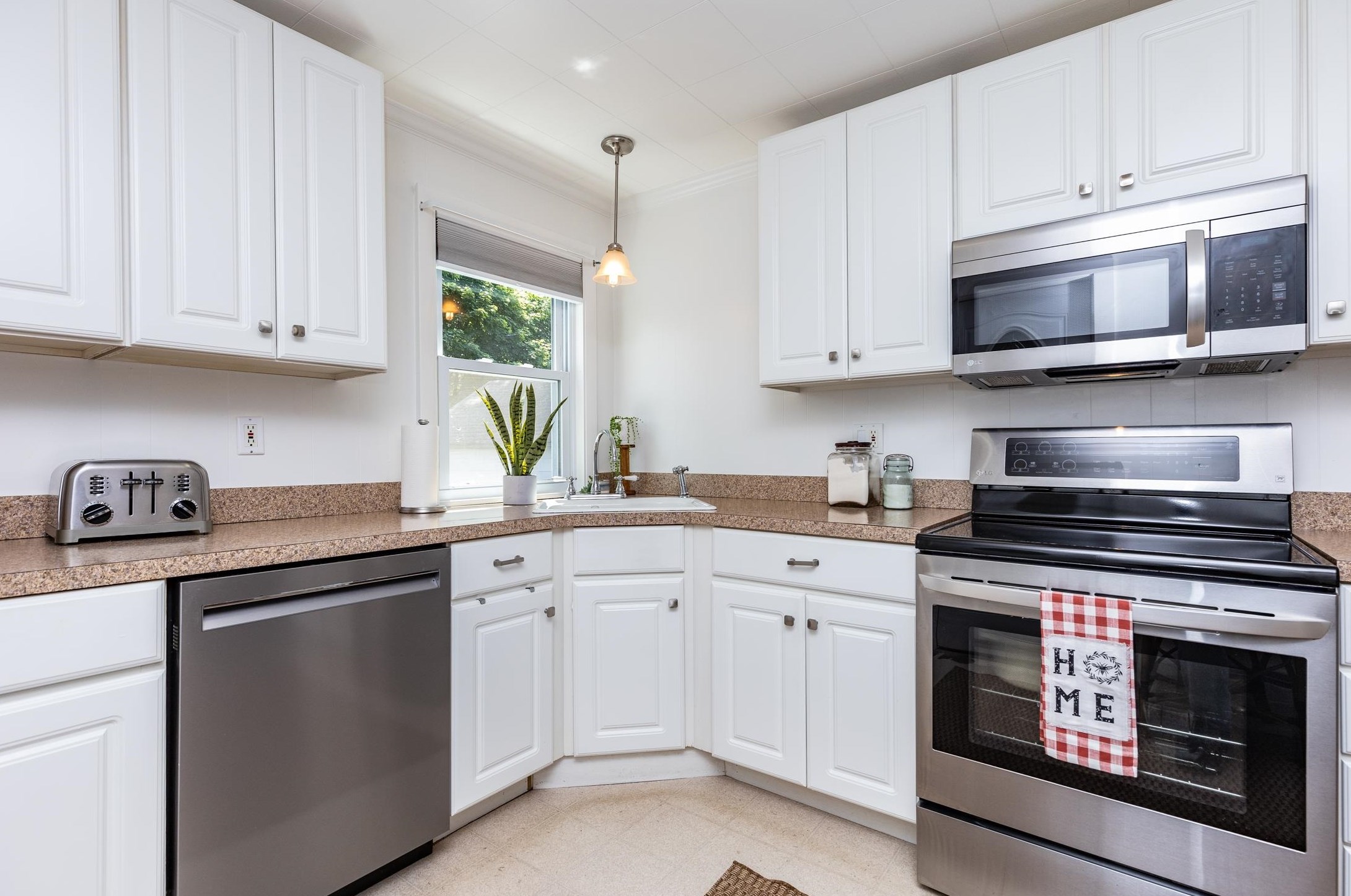 857 Somerville St, Manchester, NH 03103-3727