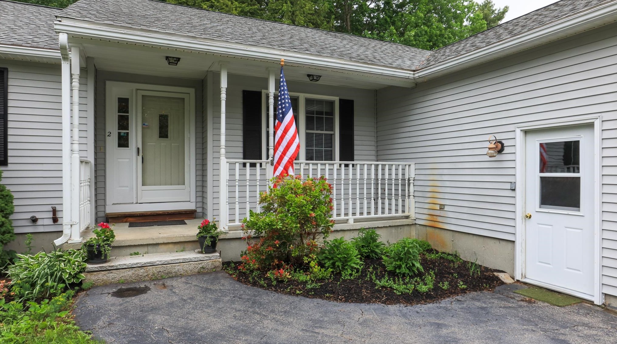 2 Ben Cir, Goffstown, NH 03045 exterior