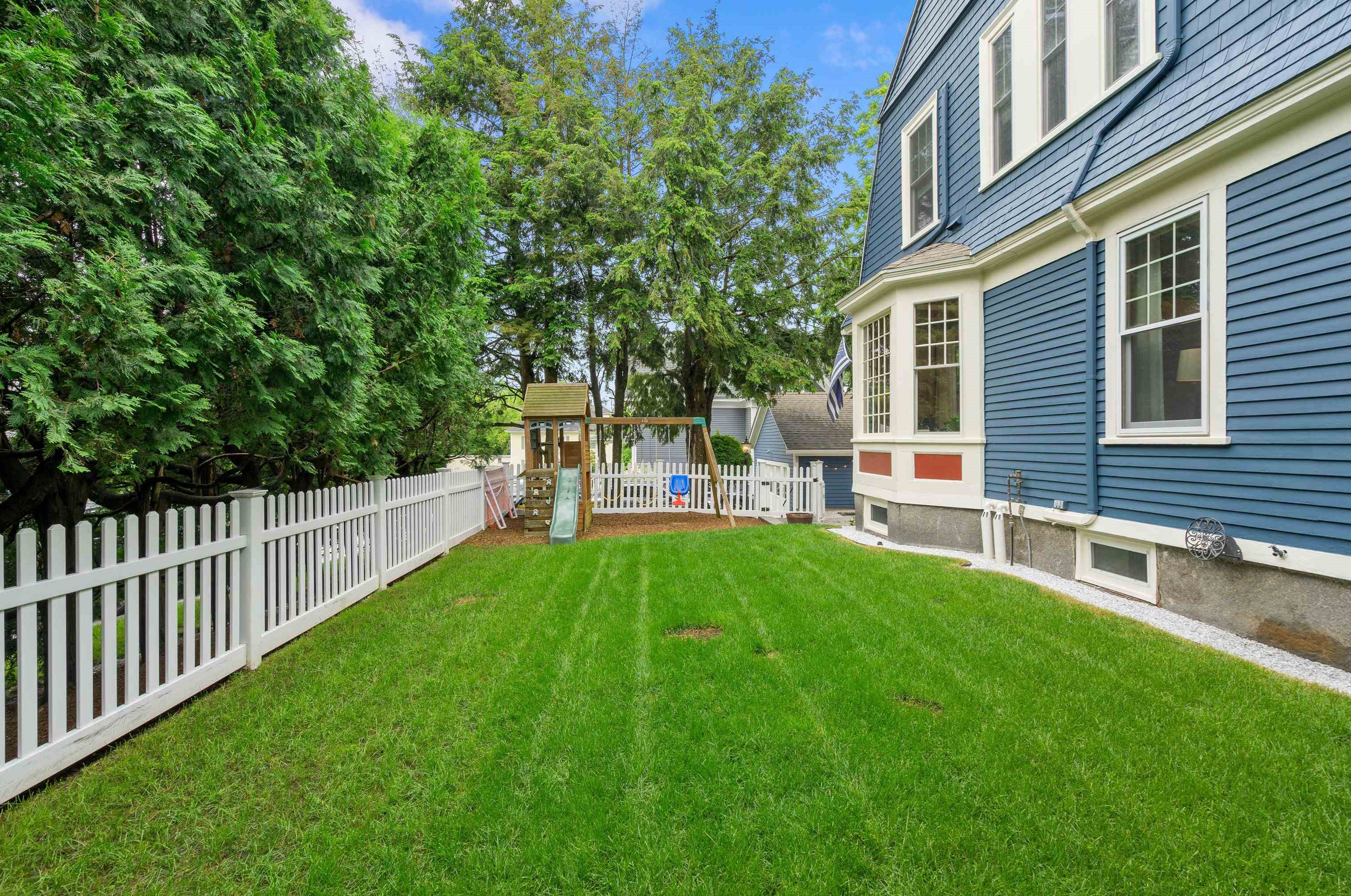 540 River Rd, Manchester NH 03104-1955 exterior