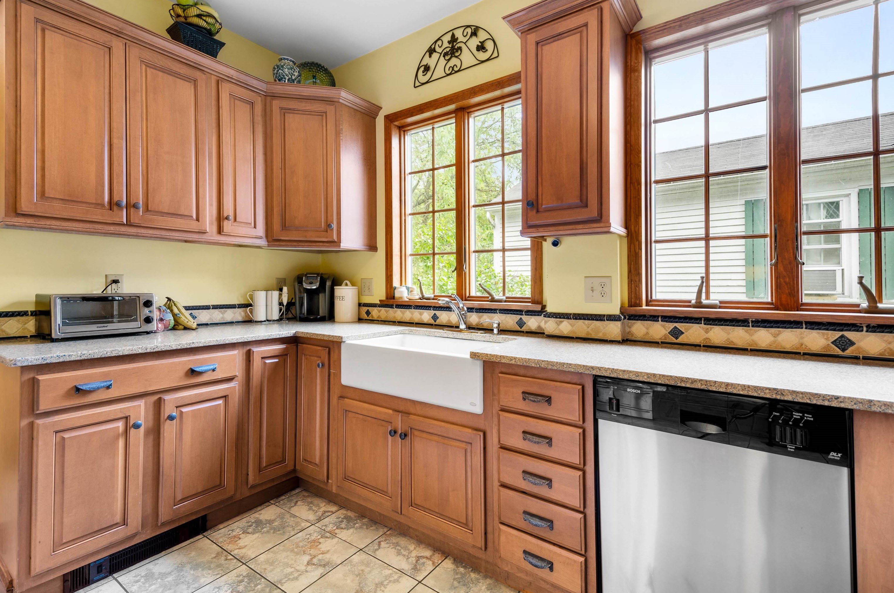 540 River Rd, Manchester NH 03104-1955 exterior