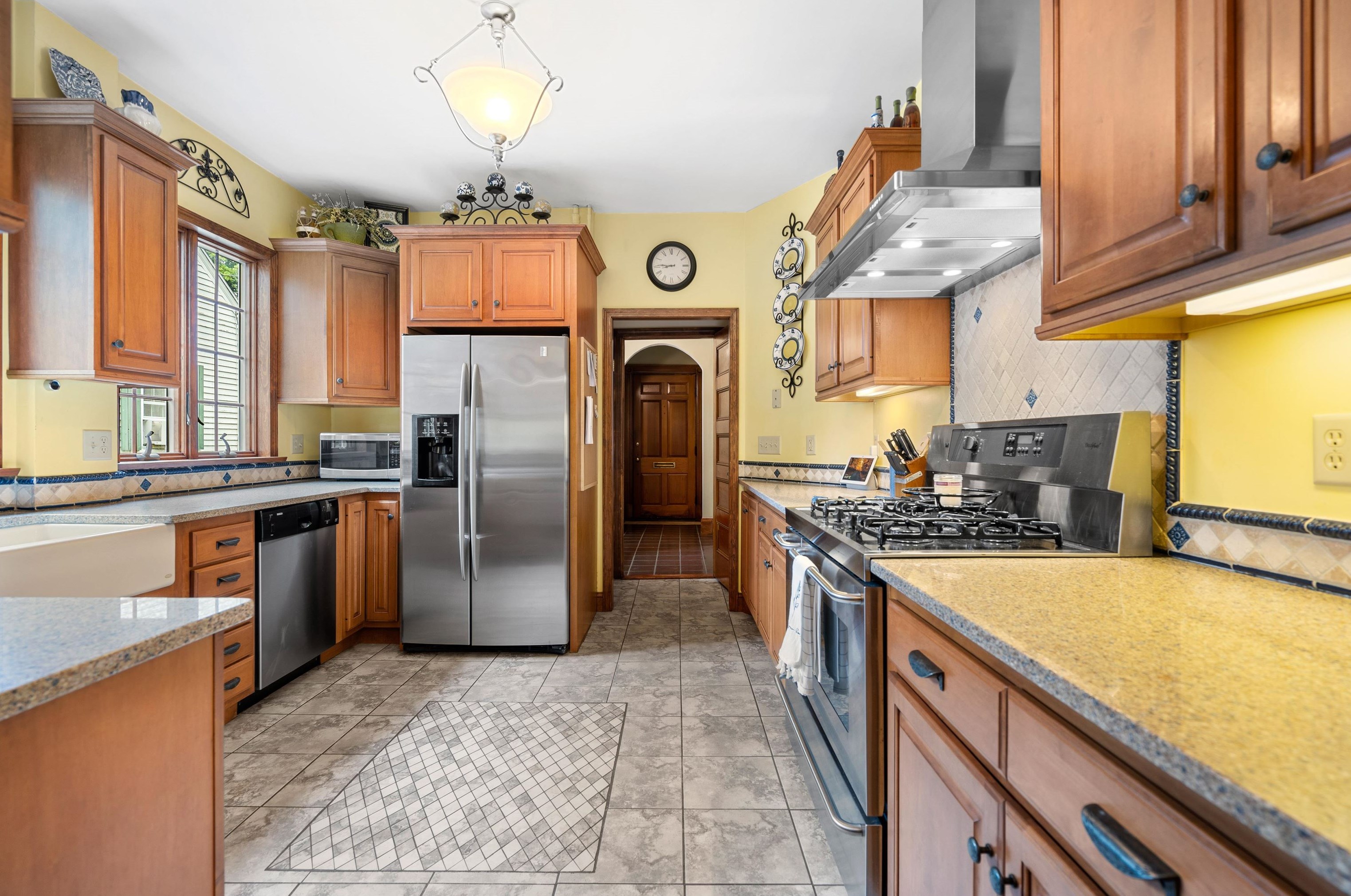 540 River Rd, Manchester NH 03104-1955 exterior