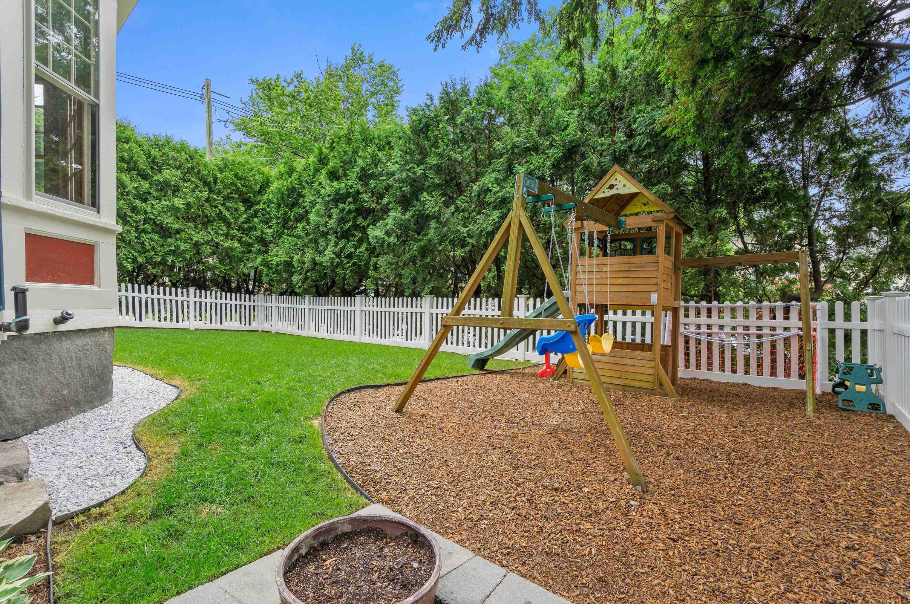 540 River Rd, Manchester NH 03104-1955 exterior