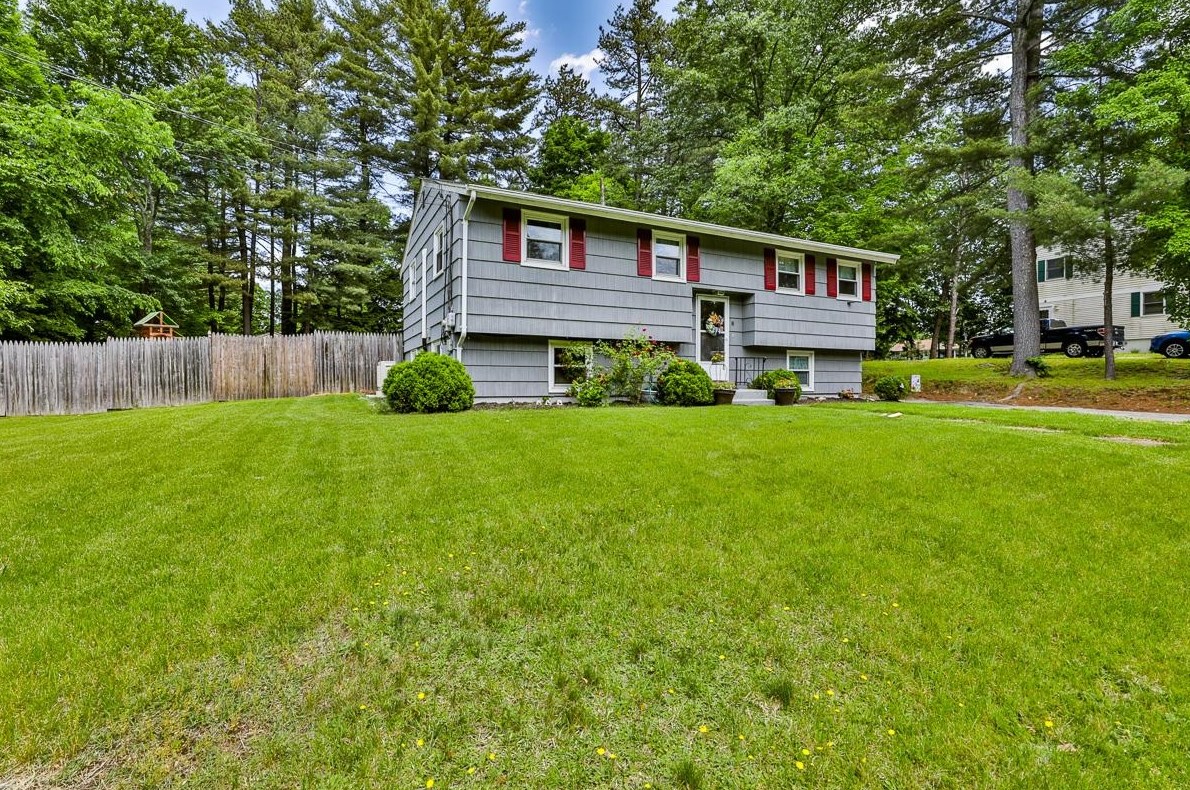 8 Pinewood Dr, Merrimack, NH 03054