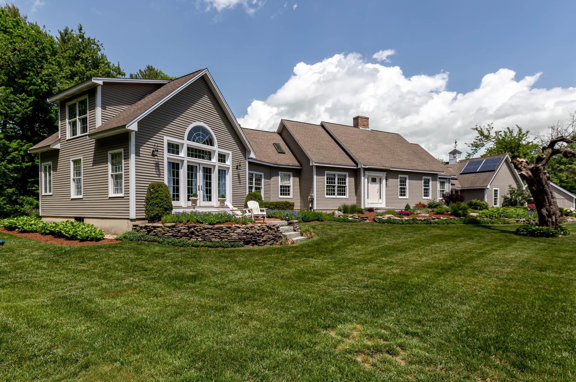 27 N Pepperell Rd, Hollis, NH 03049
