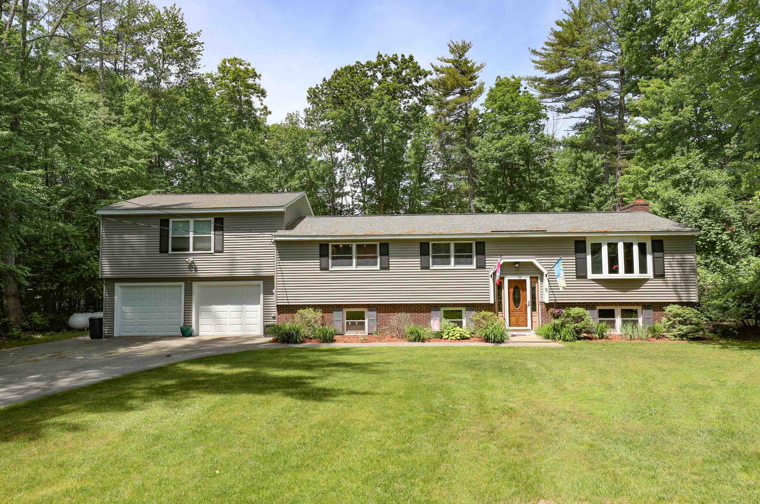 5 Four Seasons Ln, Merrimack, NH 03054-2941
