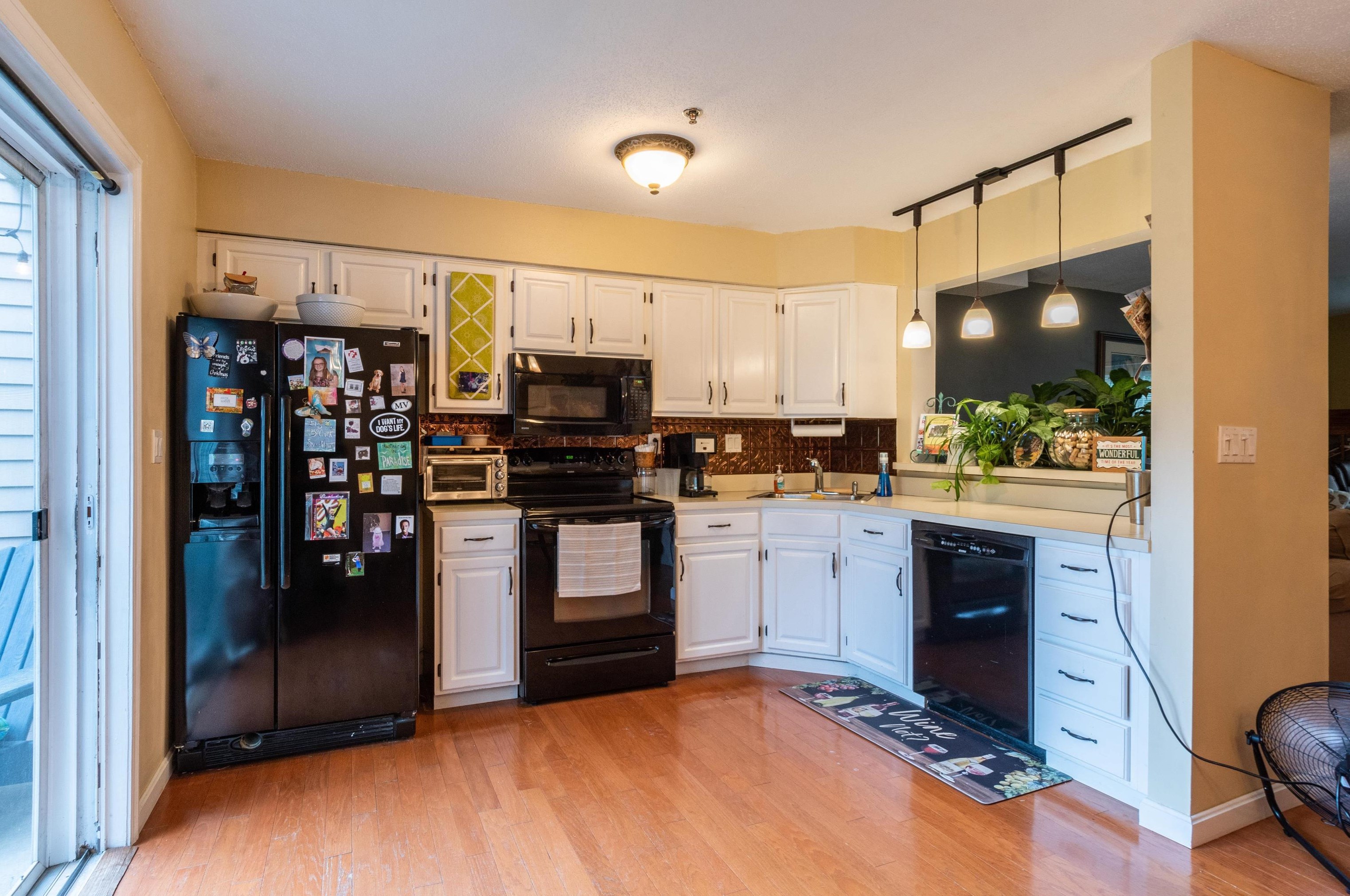 34 Riviera Rd, Hudson NH  03051-3372 exterior