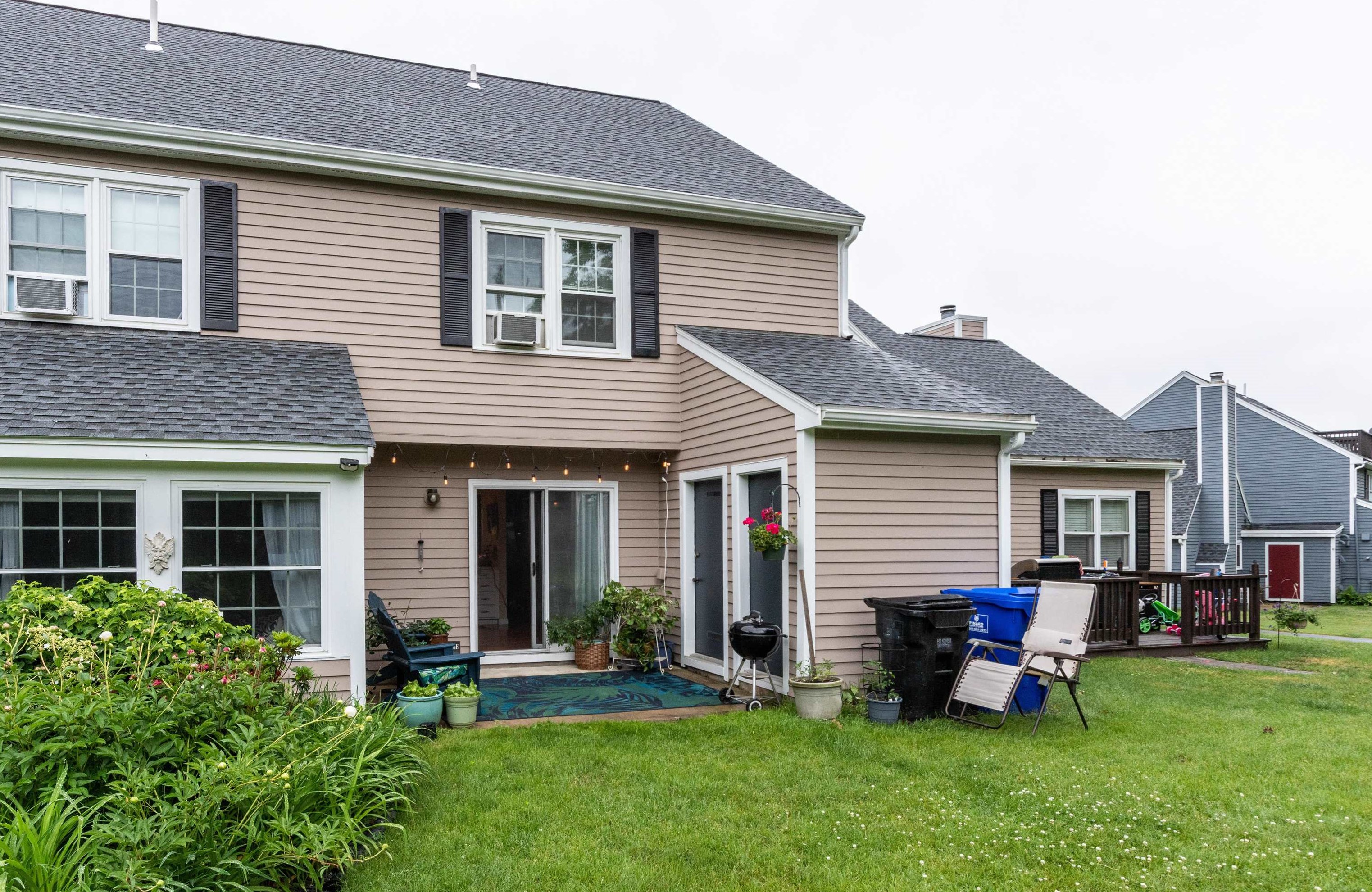 34 Riviera Rd, Hudson NH  03051-3372 exterior